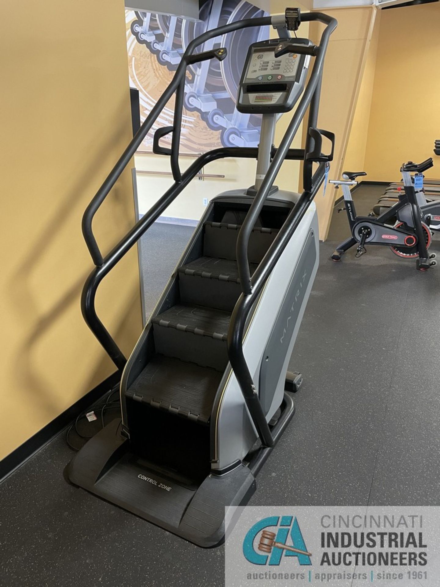 MATRIX STAIR STEPPER MACHINE **ATTN: This lot is located on the second floor. Removal will be by - Image 2 of 4