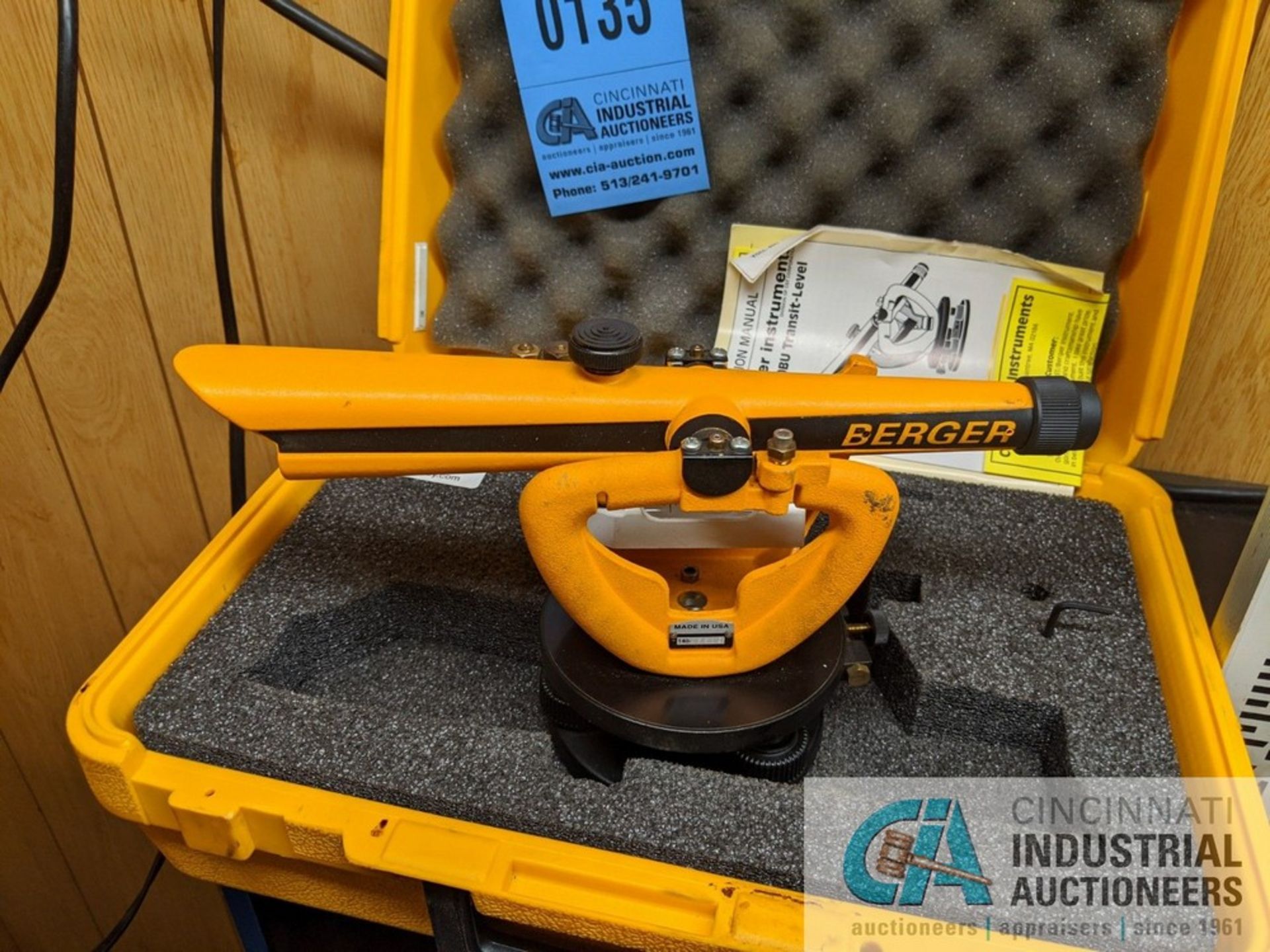 BERGER INSTRUMENTS MODEL 140 BU TRANSIT LEVEL WITH TRIPOD AND SIGHT STICK - Image 2 of 3