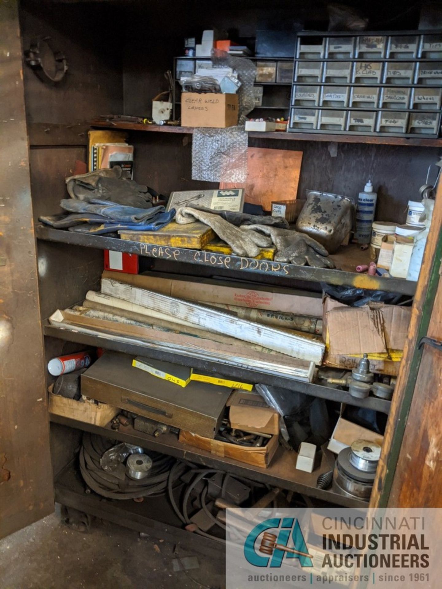 (LOT) 2-DOOR CABINET WITH WELDING ACCESSORIES