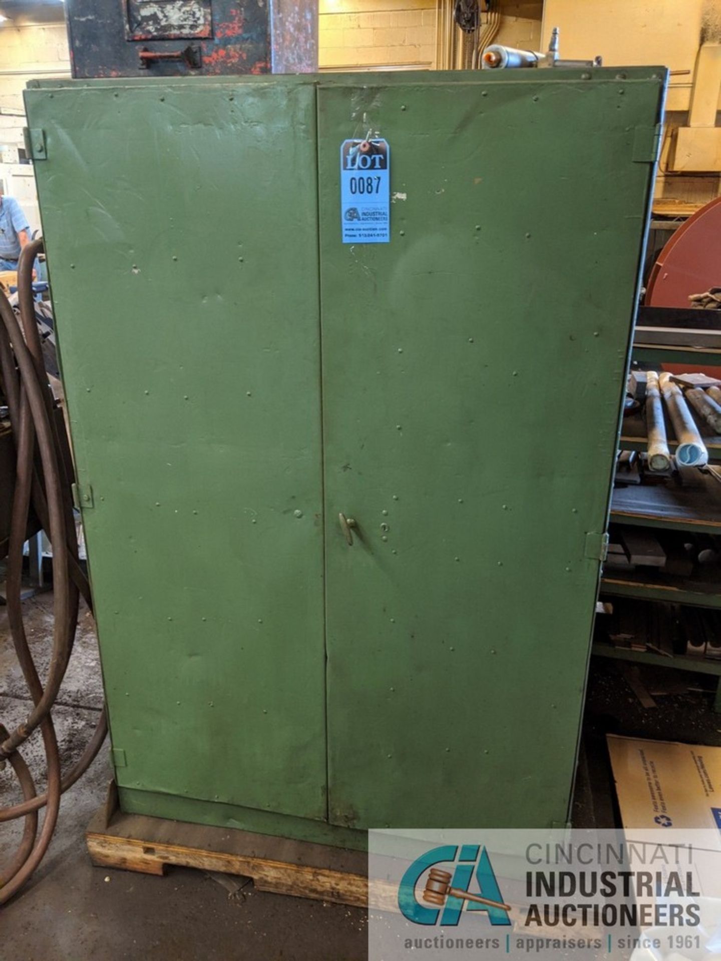 (LOT) STEEL CABINET WITH CONTENTS: HARDNAIL, WIRE, MACHINE PARTS AND OTHER