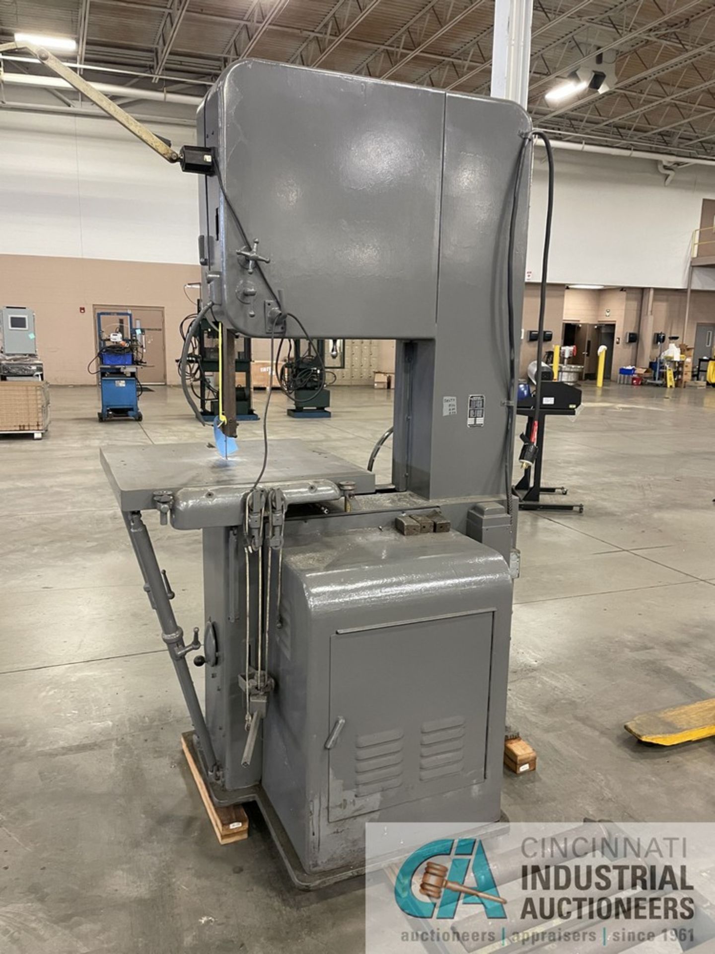 26" DOALL VERTICAL BAND SAW; NO. 2642443, 30" X 30" TABLE, BLADE WELDER - Image 2 of 5