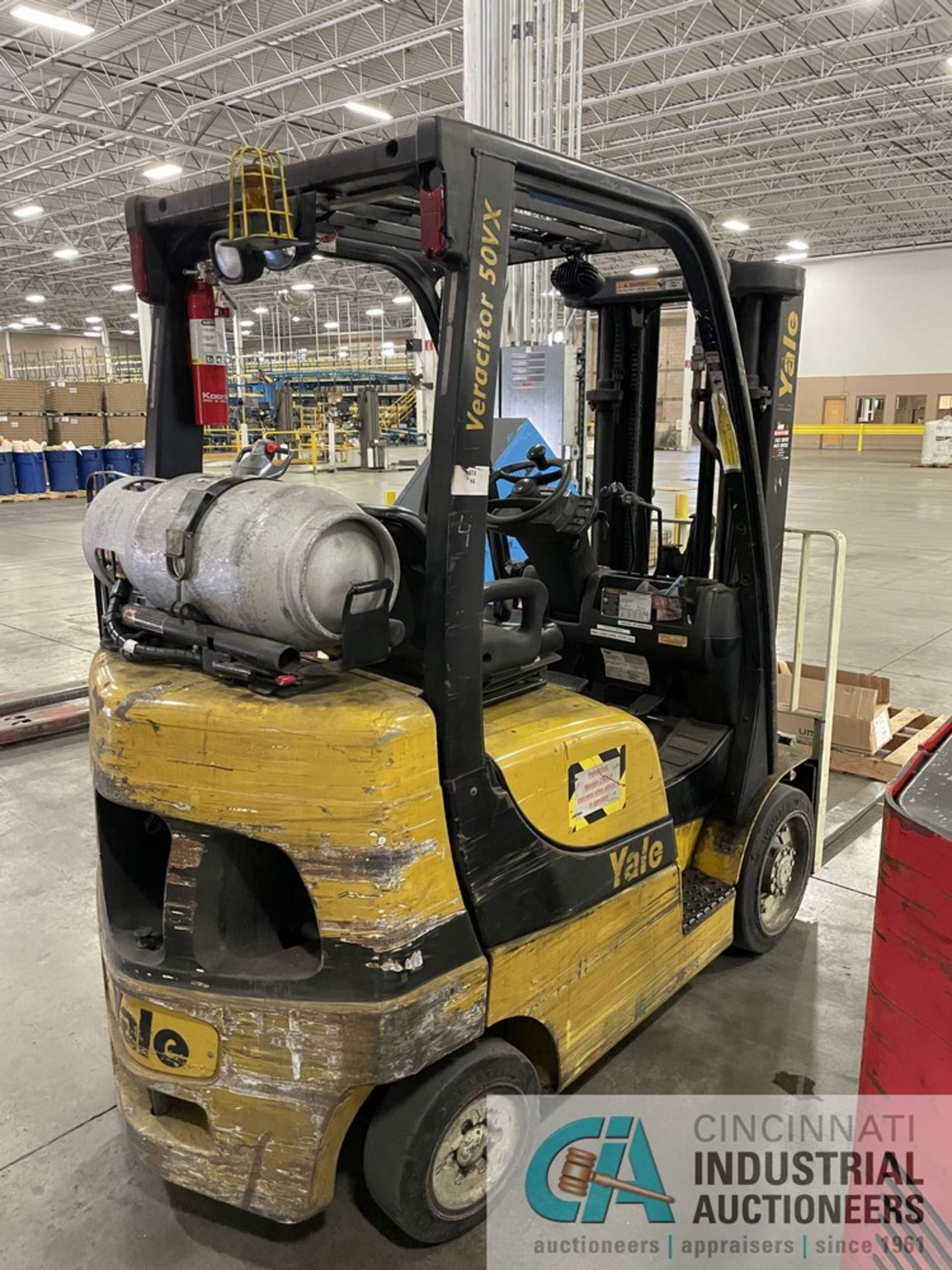 ****5,000 LB. YALE MODEL GLC050VXNVSE083 LP GAS LIFT TRUCK; S/N A910V08941E, 82" 3-STAGE MAST, - Image 4 of 7