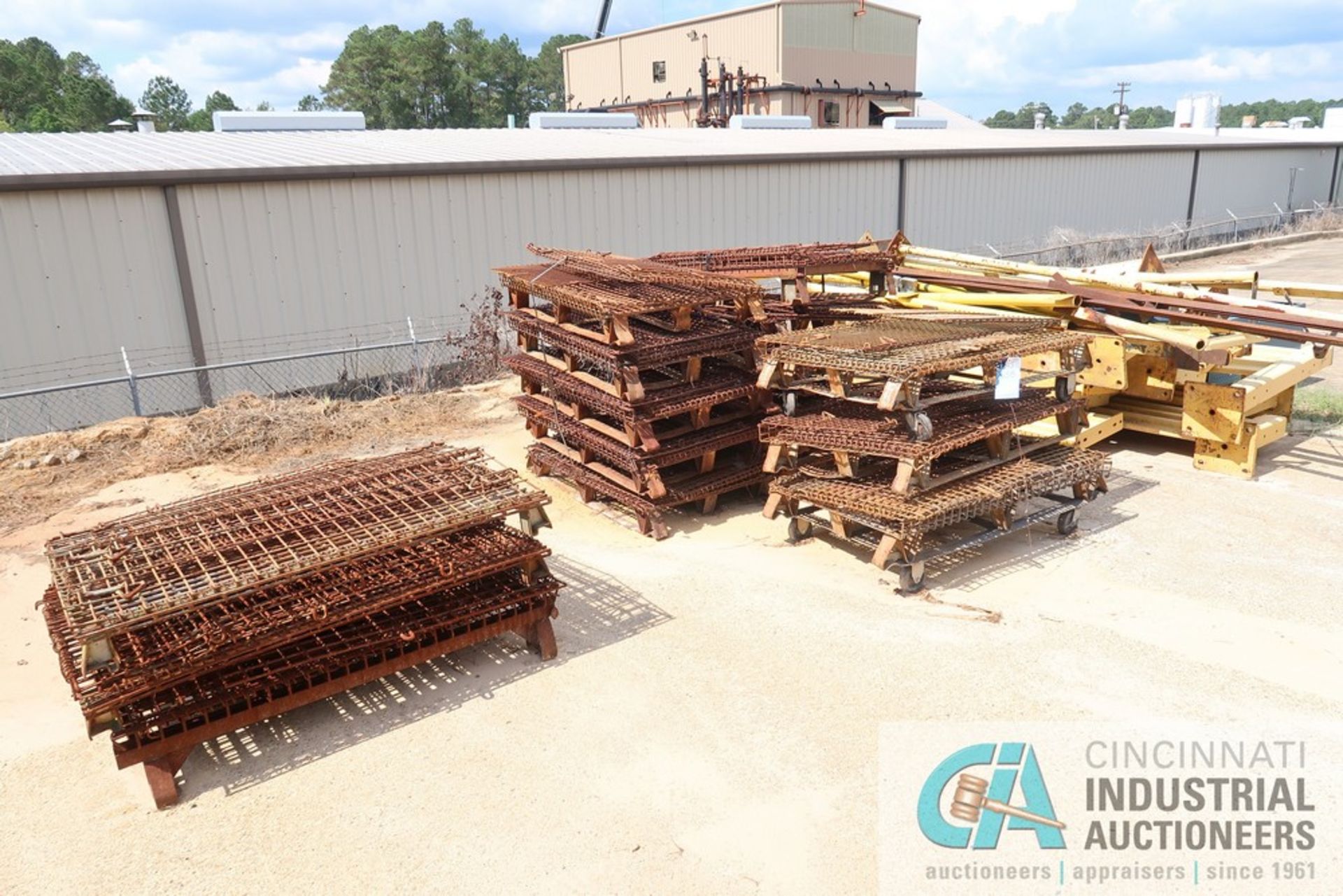 (LOT) MISCELLANEOUS WIRE BASKETS WITH YELLOW GUARD RAIL - Image 3 of 3