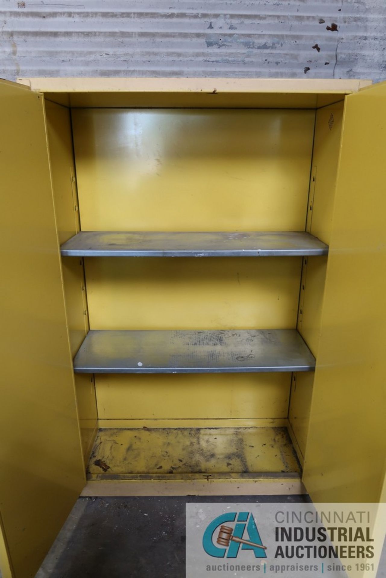 45 GALLON CAPACITY EAGLE MODEL 1947 SAFETY STORAGE CABINET - Image 2 of 2