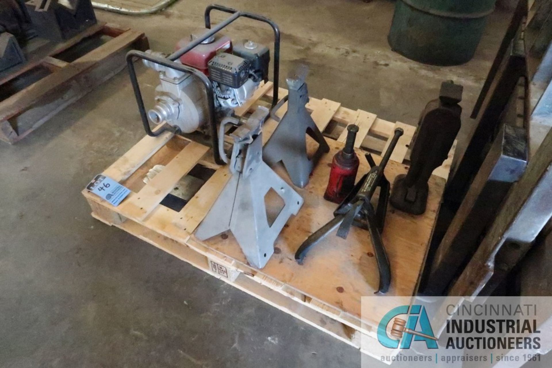 (LOT) HONDA GASOLINE WATER PUMP WITH JACK STANDS, TOE AND BOTTLE JACKS AND GEAR AND BEARING PULLER - Image 7 of 7