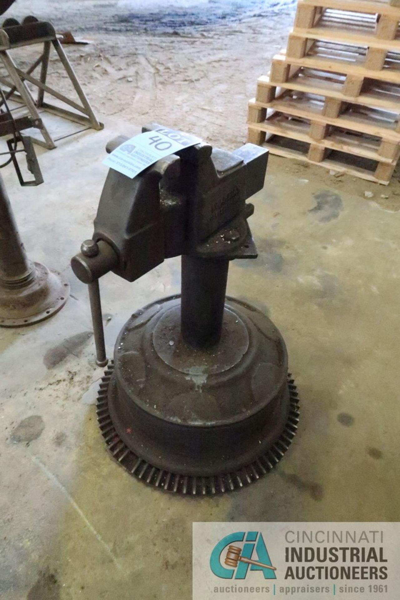 5" COLUMBIAN STAND MOUNTED VISE - Image 2 of 2