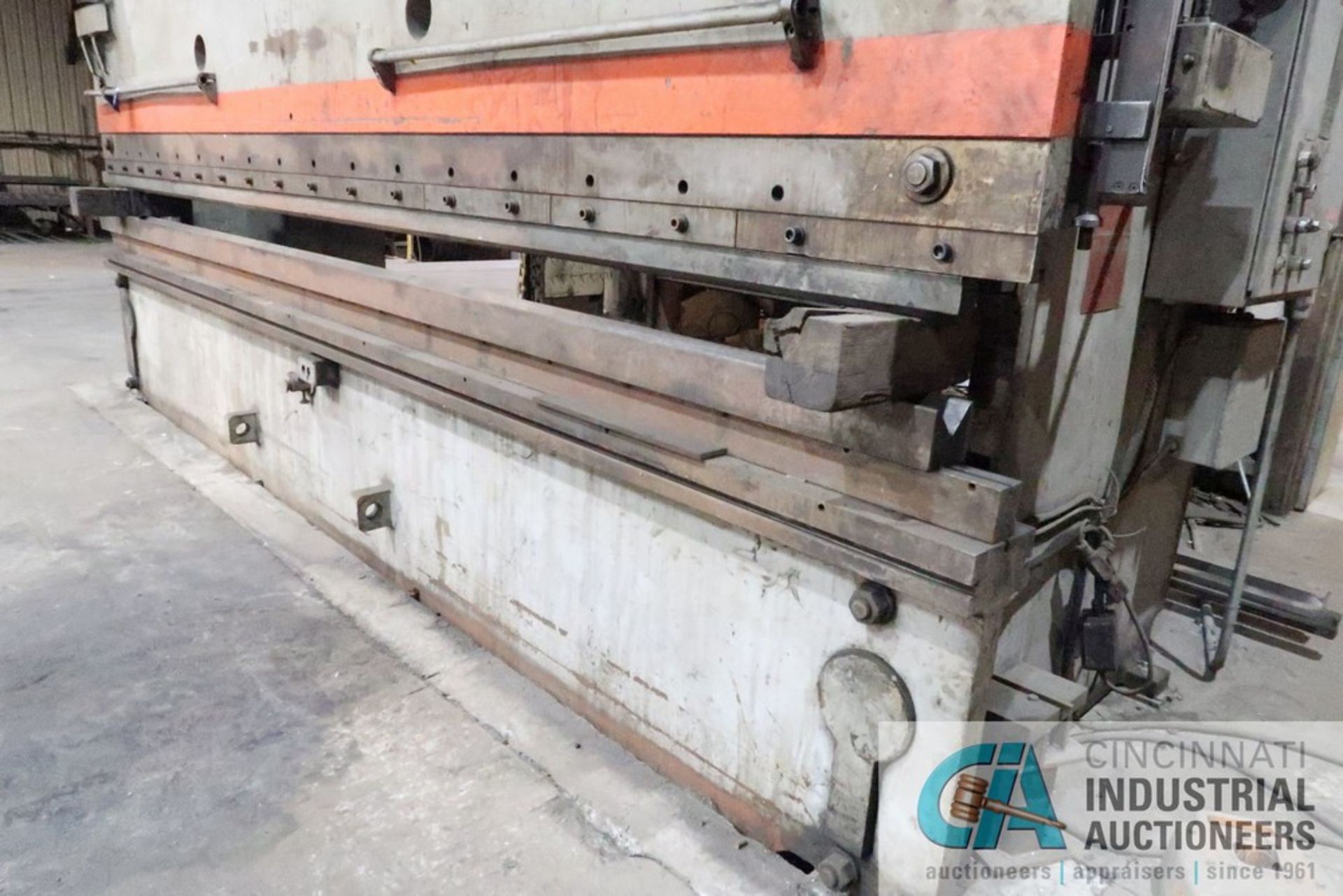 350 TON X 18' PACIFIC MODEL K350-18 HYDRAULIC PRESS BRAKE S/N 8295 WITH TOP AND BOTTOM DIE, BOTTOM - Image 6 of 9