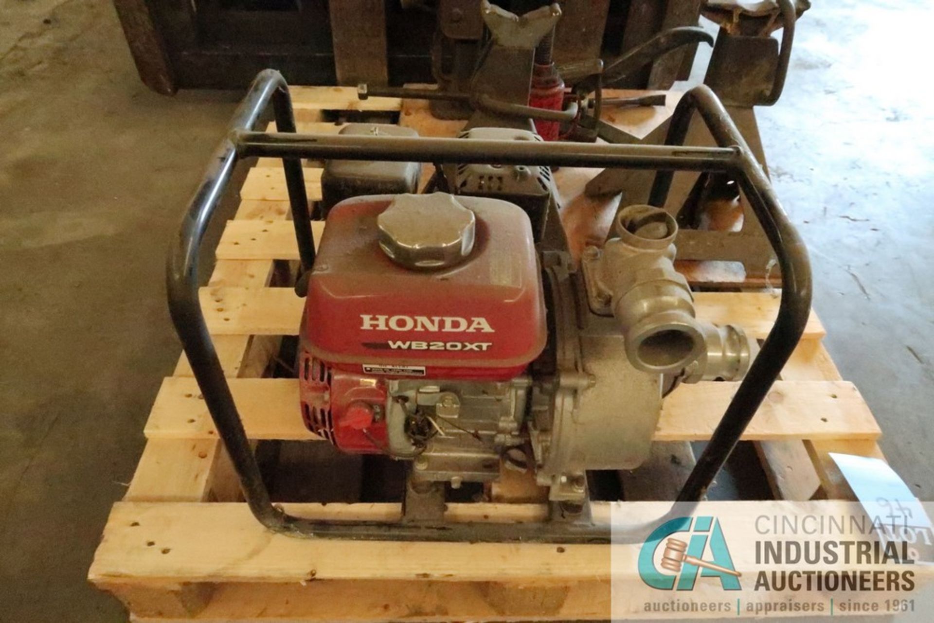 (LOT) HONDA GASOLINE WATER PUMP WITH JACK STANDS, TOE AND BOTTLE JACKS AND GEAR AND BEARING PULLER - Image 5 of 7