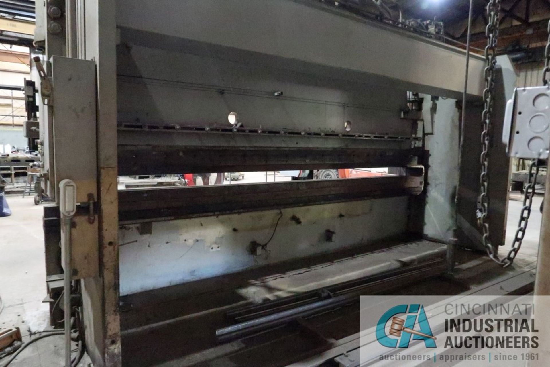 350 TON X 18' PACIFIC MODEL K350-18 HYDRAULIC PRESS BRAKE S/N 8295 WITH TOP AND BOTTOM DIE, BOTTOM - Image 4 of 9