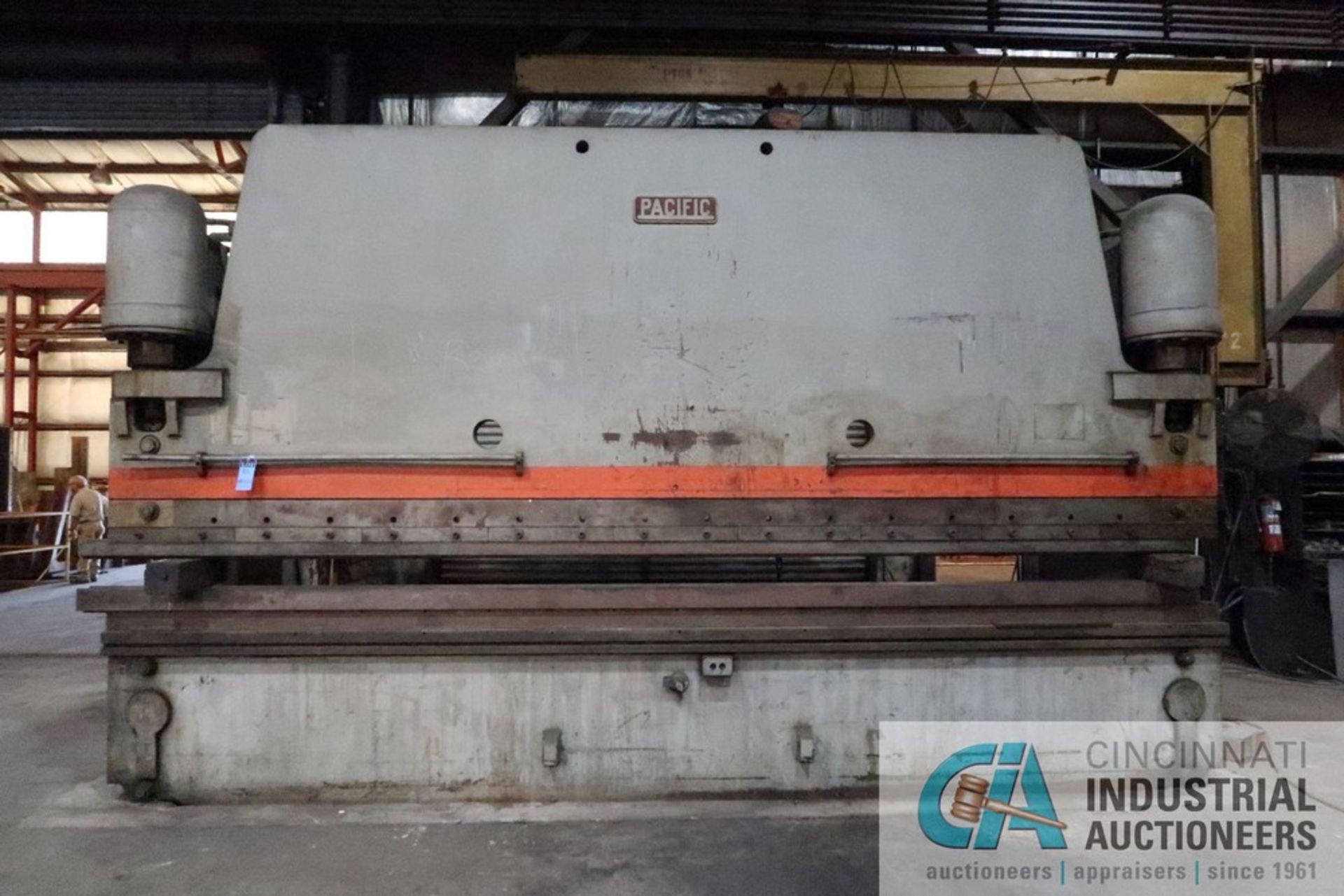 350 TON X 18' PACIFIC MODEL K350-18 HYDRAULIC PRESS BRAKE S/N 8295 WITH TOP AND BOTTOM DIE, BOTTOM - Image 3 of 9