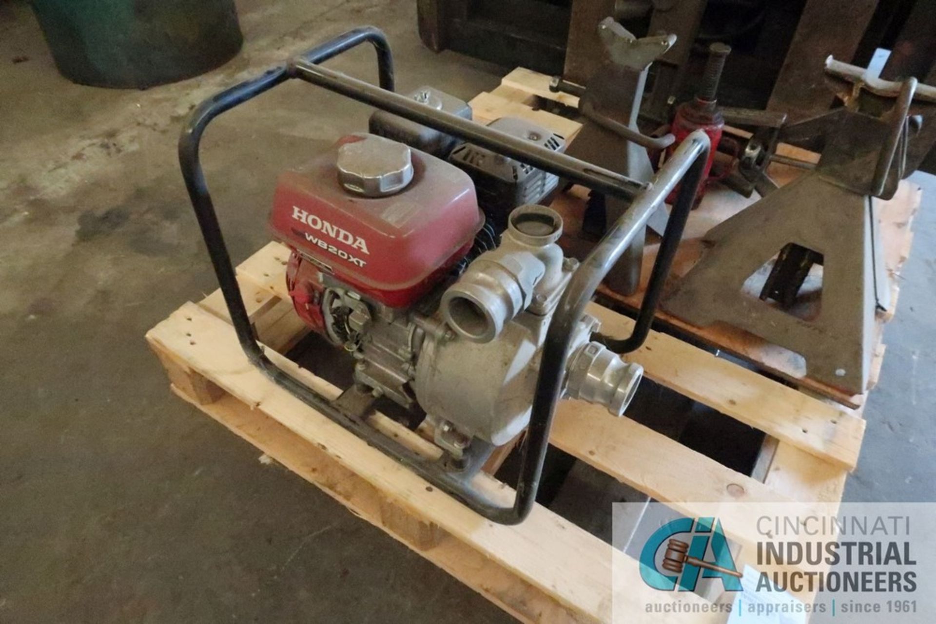 (LOT) HONDA GASOLINE WATER PUMP WITH JACK STANDS, TOE AND BOTTLE JACKS AND GEAR AND BEARING PULLER - Image 3 of 7