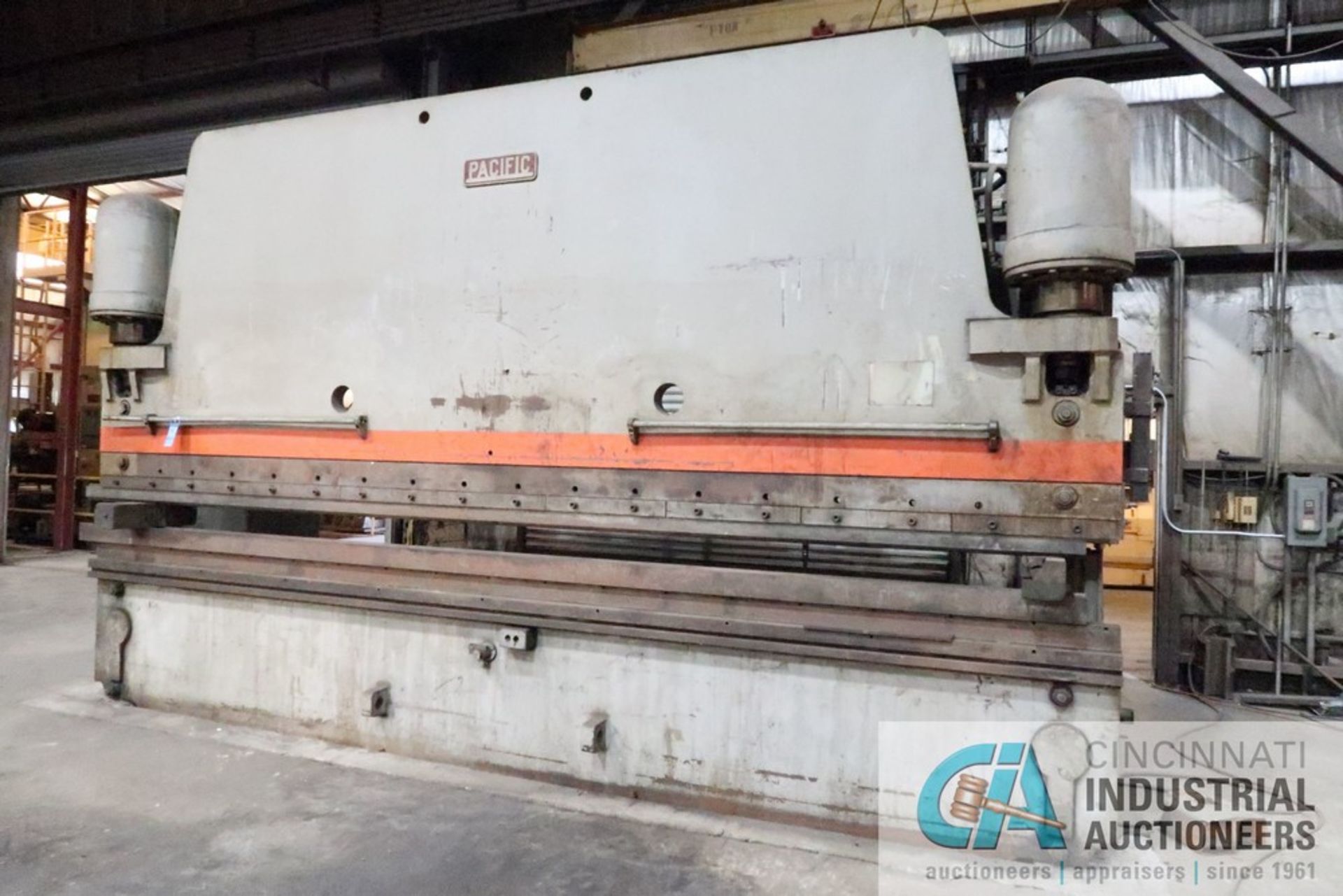 350 TON X 18' PACIFIC MODEL K350-18 HYDRAULIC PRESS BRAKE S/N 8295 WITH TOP AND BOTTOM DIE, BOTTOM - Image 8 of 9