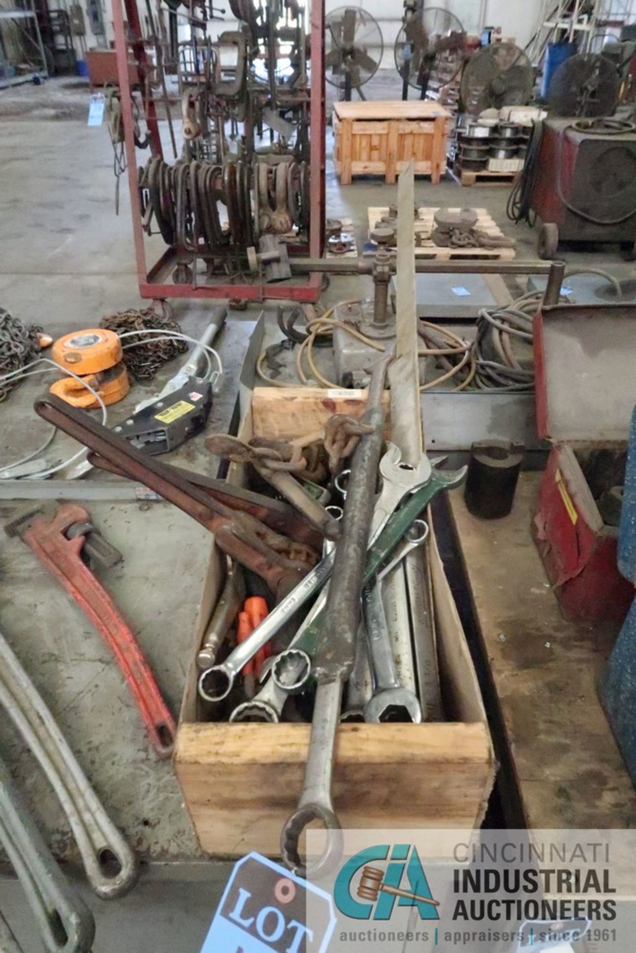(LOT) MISCELLANEOUS HAND TOOLS AND PIPE WRENCHES