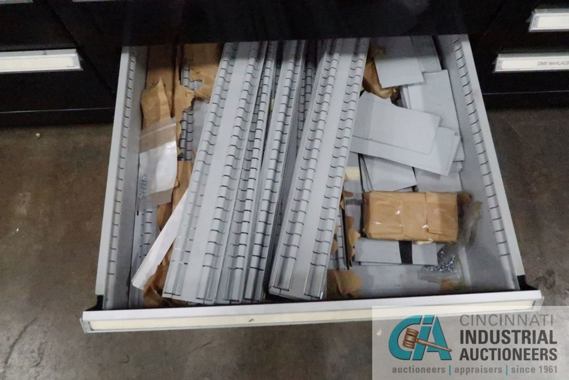 25-DRAWER STOR-LOC TOOLING CABINET WITH MAPLE TOP AND CONTENTS; ASSOTED PERISHABLE TOOLING, REAMERS, - Image 16 of 16