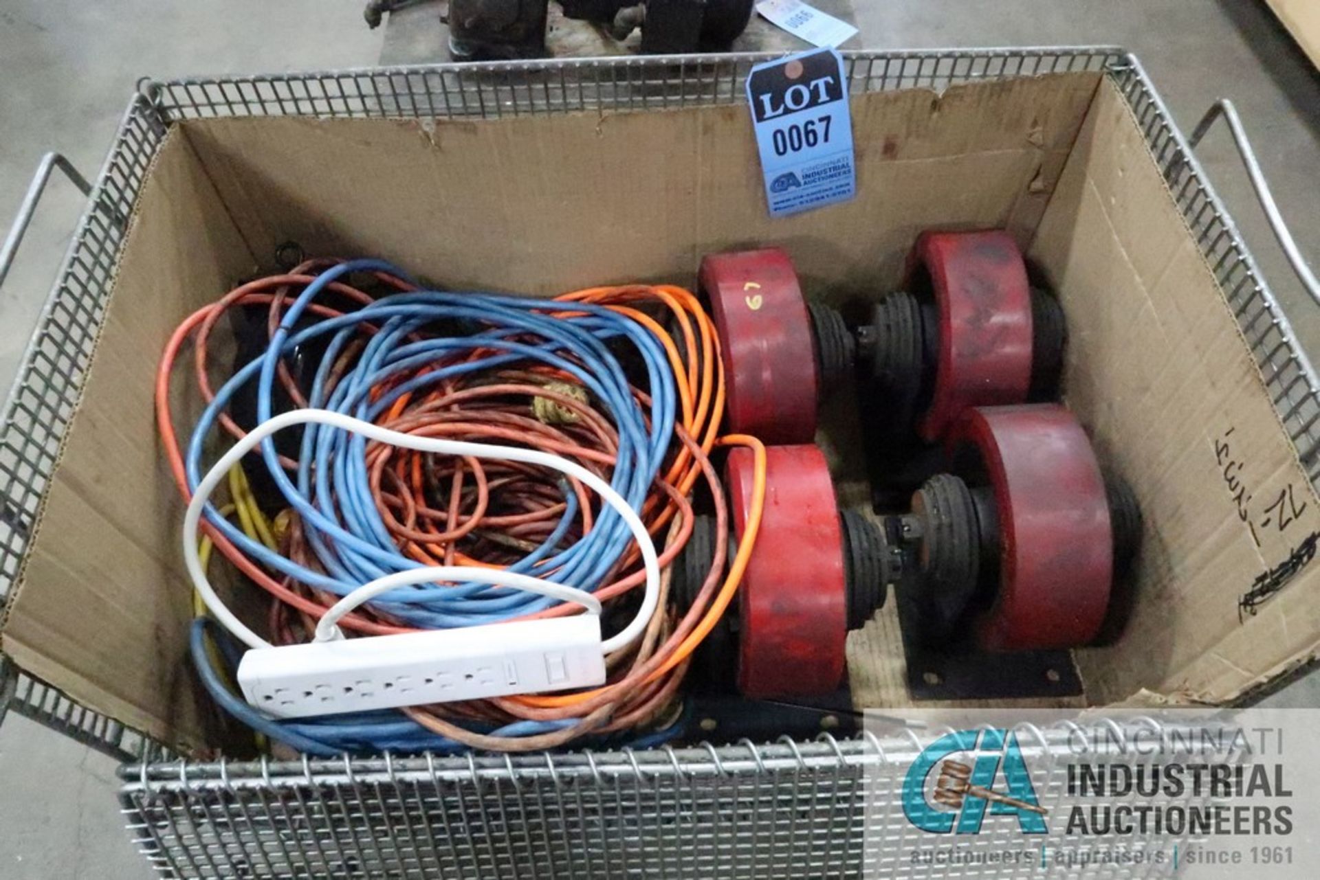 (LOT) ELECTRIC CORDS, NEOPRENE WHEELS IN WIRE BASKET