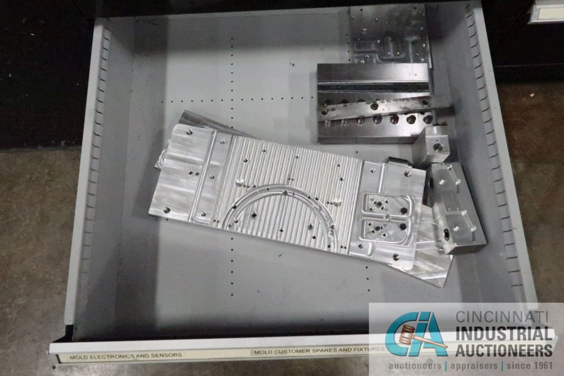 25-DRAWER STOR-LOC TOOLING CABINET WITH MAPLE TOP AND CONTENTS; ASSOTED PERISHABLE TOOLING, REAMERS, - Image 9 of 16