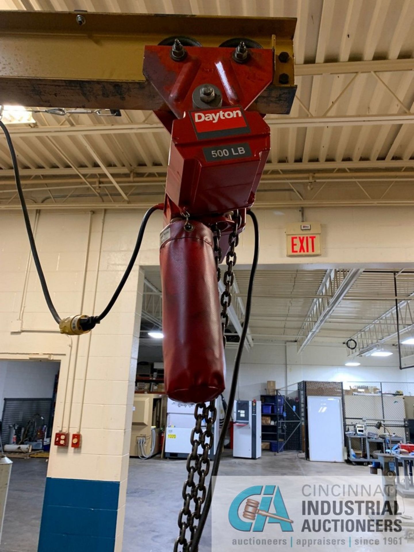 1/2-TON X 8' ARM X 108" HIGH CONTRX FREE-STANDING JIB CRANE W/ 500 LB. DAYTON ELECTRIC CHAIN HOIST - Image 2 of 5