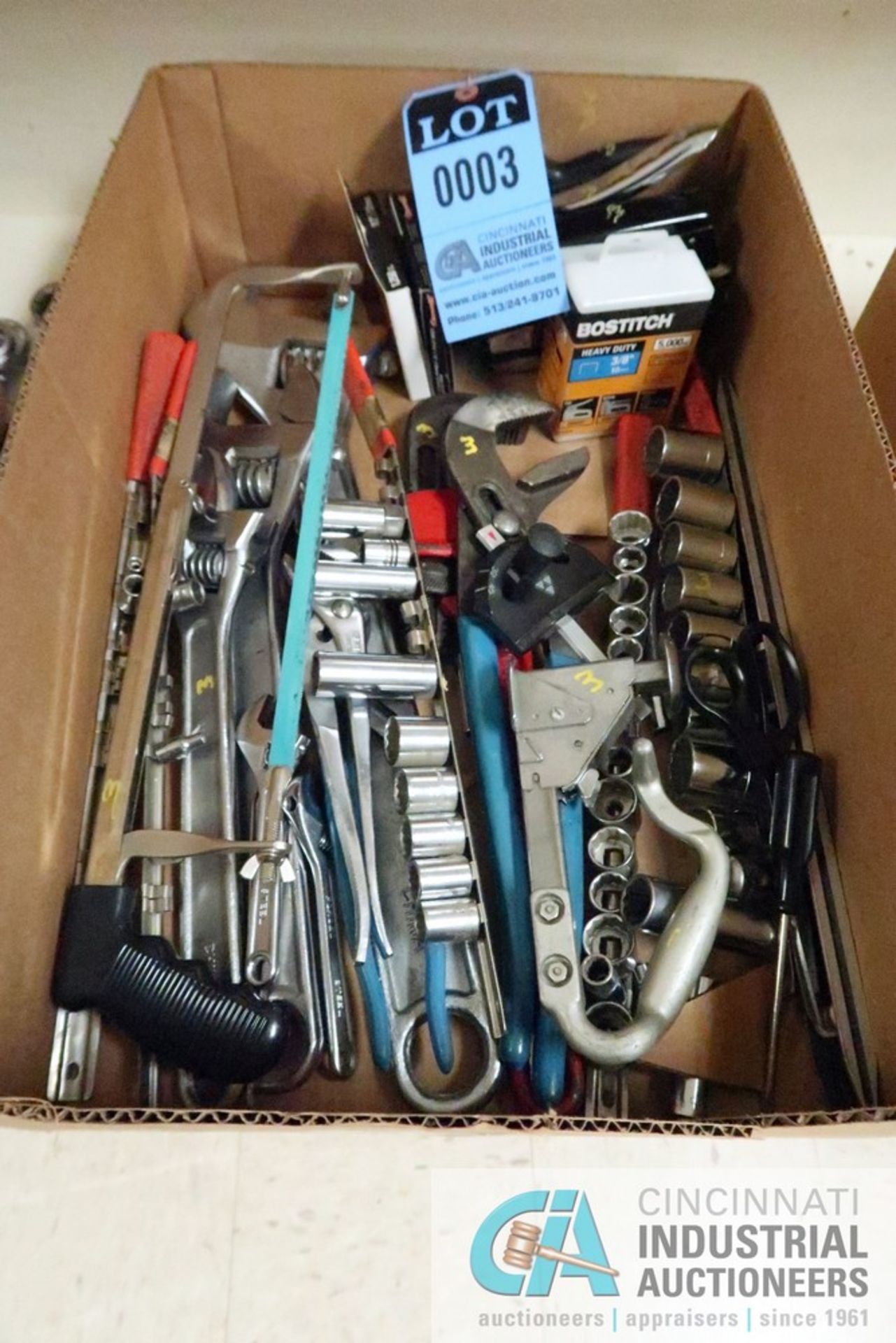 (LOT) ASSORTED HAND TOOLS