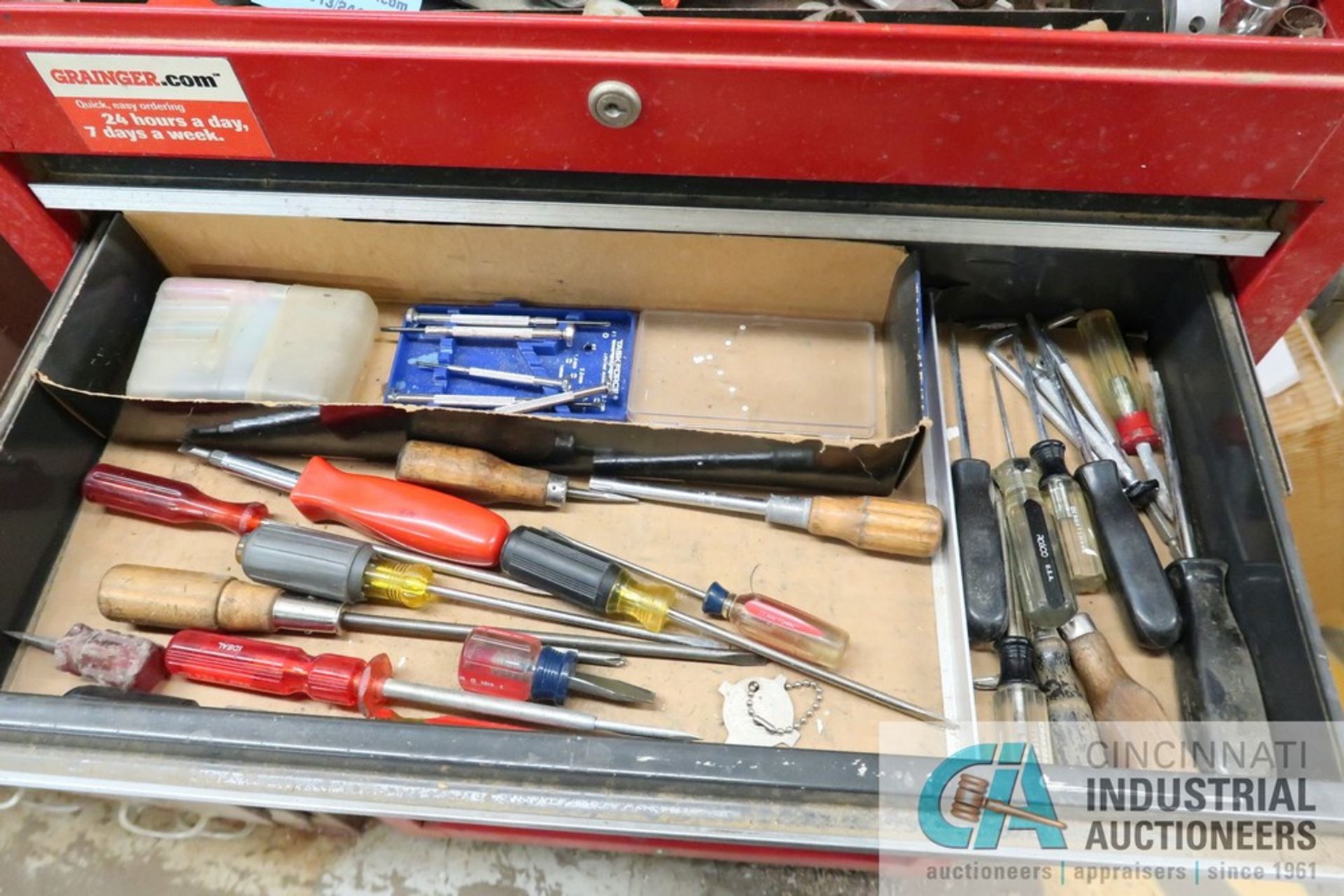 (LOT) MISCELLANEOUS HAND TOOLS, TOOL BOXES AND BENCHES - Image 6 of 10