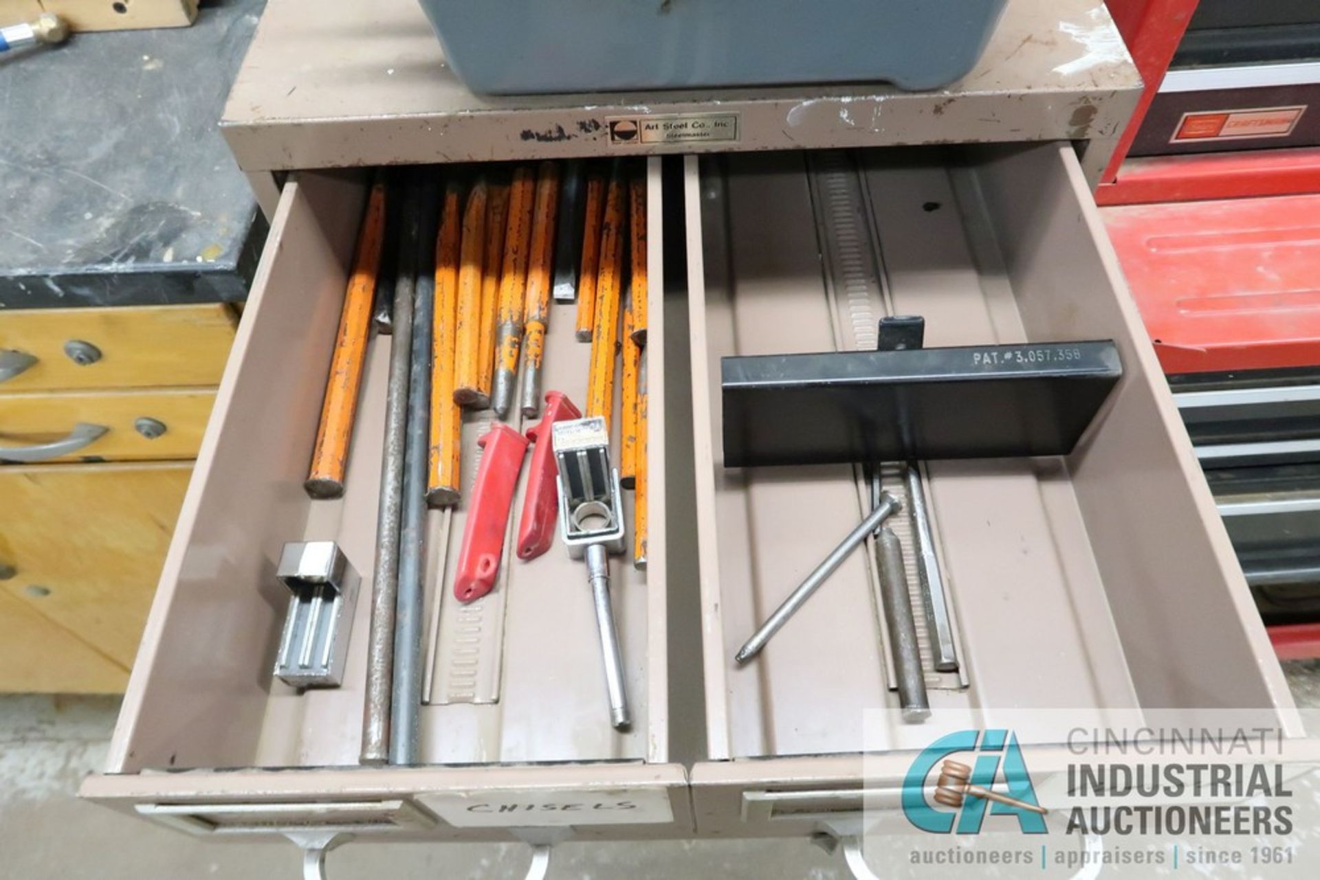 (LOT) MISCELLANEOUS HAND TOOLS, TOOL BOXES AND BENCHES - Image 4 of 10