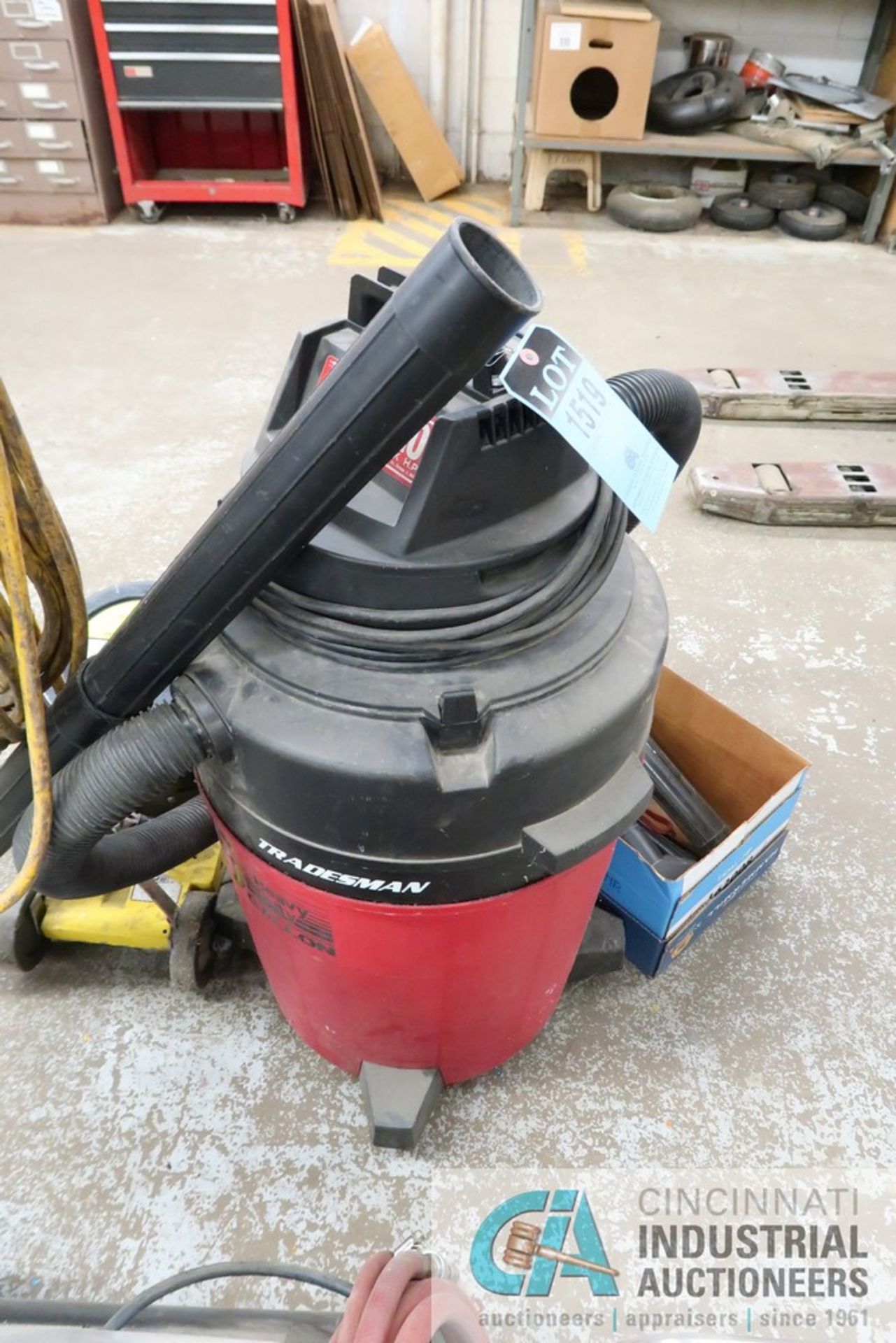 (LOT) SHOP VAC AND FLOOR BUFFER - Image 3 of 3