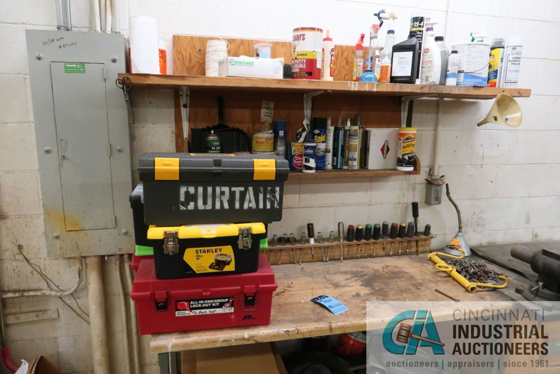 (LOT) MISCELLANEOUS HAND TOOLS, TOOL BOXES AND BENCHES - Image 10 of 10