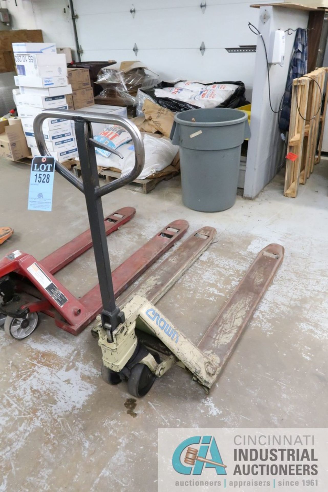 5,500 LB. CROWN PALLET TRUCK (HYDRUALIC LEAK)