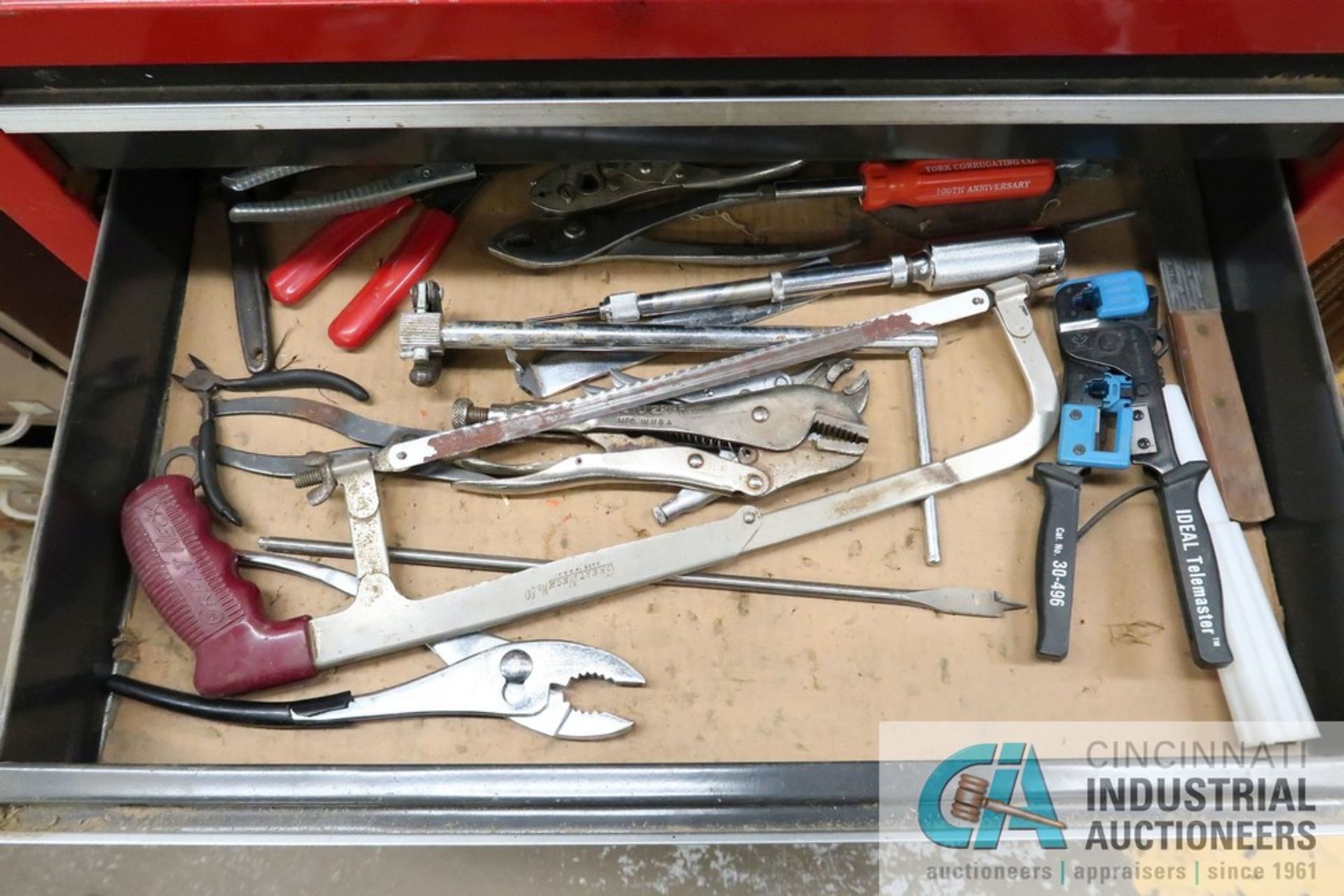 (LOT) MISCELLANEOUS HAND TOOLS, TOOL BOXES AND BENCHES - Image 8 of 10