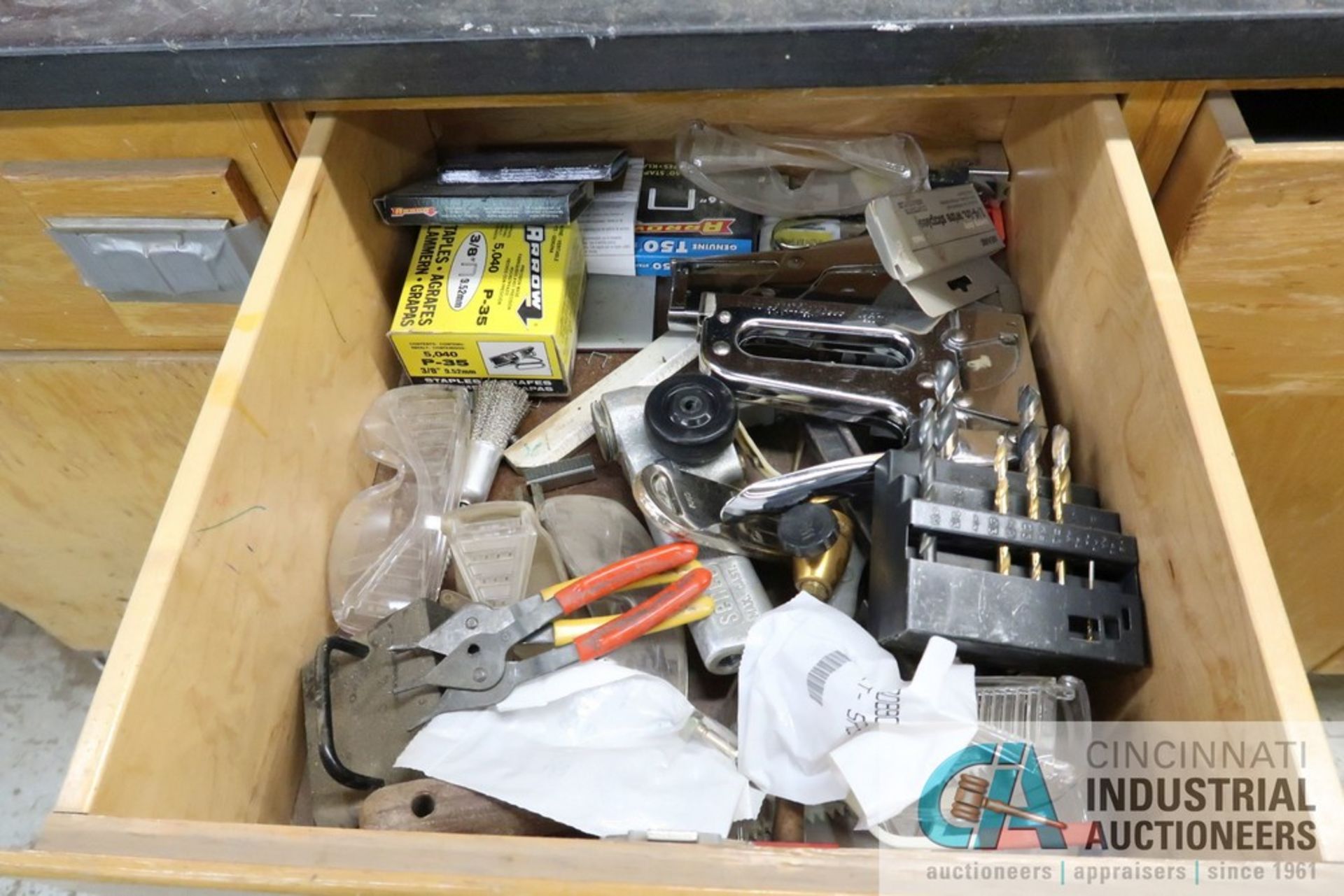 (LOT) MISCELLANEOUS HAND TOOLS, TOOL BOXES AND BENCHES - Image 3 of 10