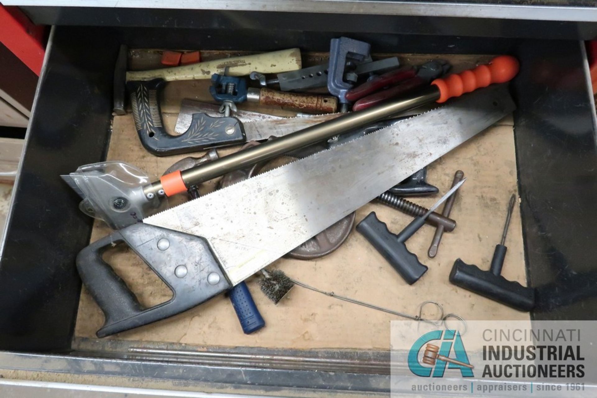 (LOT) MISCELLANEOUS HAND TOOLS, TOOL BOXES AND BENCHES - Image 9 of 10