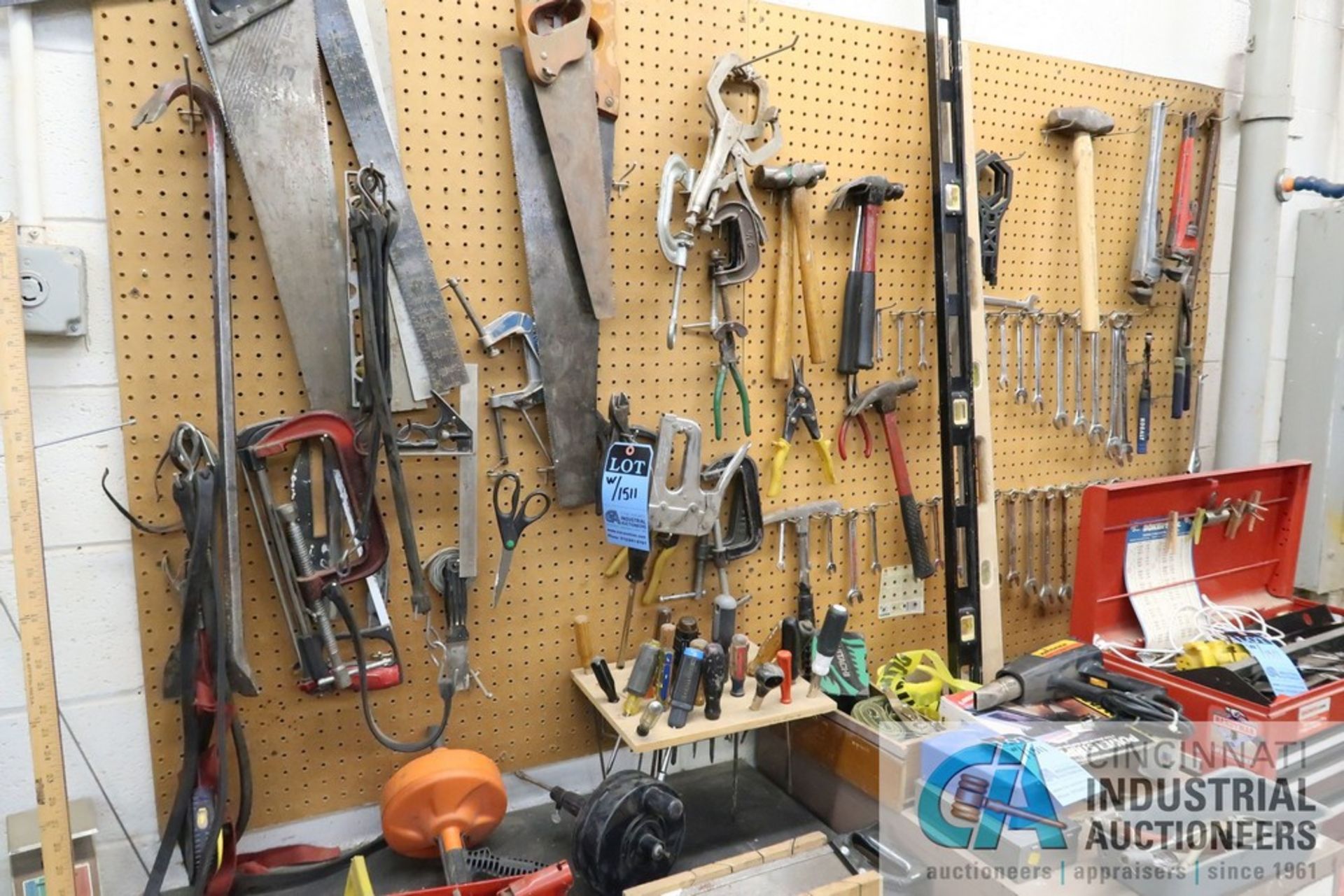 (LOT) MISCELLANEOUS HAND TOOLS, TOOL BOXES AND BENCHES - Image 2 of 10