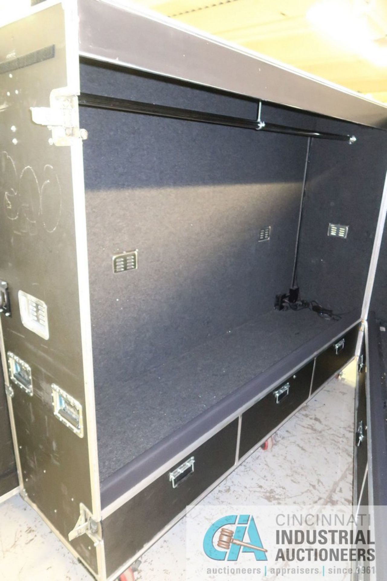 95" X 47" X 77" CALZONE CASE PORTABLE ANVIL CONVENSION CASE WITH ELECTRICAL OUTLETS - Image 3 of 4
