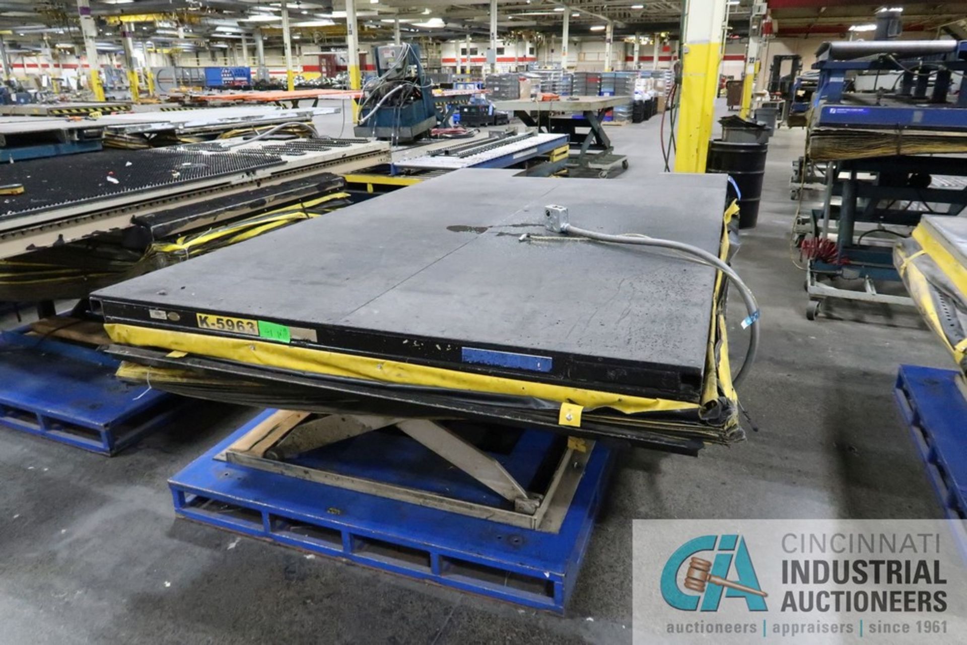 4,000 LB. (APPROX.) MFG UNKNOWN ELECTRIC / HYDRAULIC SCISSOR LIFT TABLE WITH 60" X 125" MOUNTED