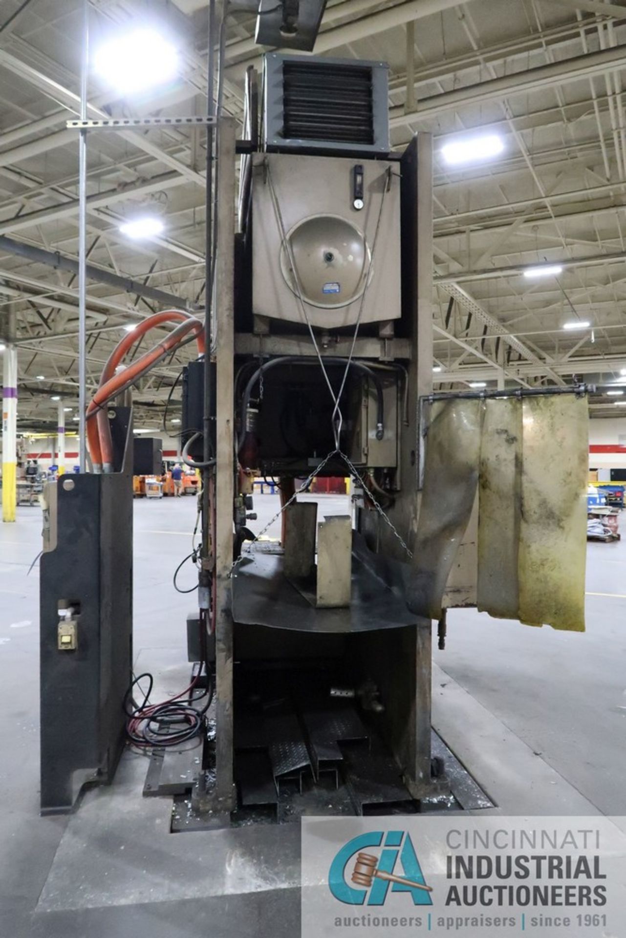 175 TON CINCINNATI 175 OBS HYDRAULIC GAP FRAME PRESS; S/N 43884 (K-1989), 10" STROKE, 22" ( - Image 8 of 14