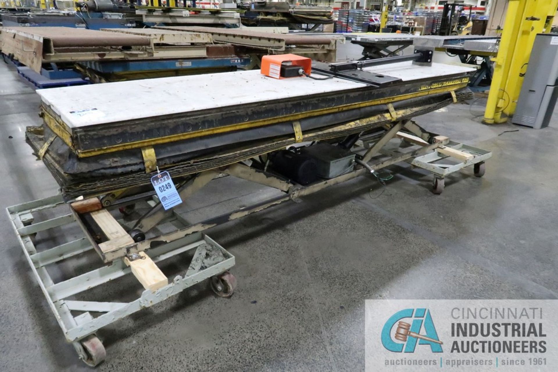 2,000 LB. (APPROX.) MFG UNKNOWN ELECTRIC / HYDRAULIC SCISSOR LIFT TABLE, 30" X 120' TEFLON TOP