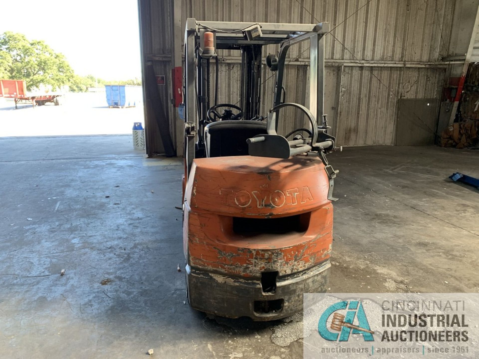 5,000 LB. TOYOTA MODEL 7FGCU25 LP GAS SOLID HARD TIRE LIFT TRUCK; S/N 79579 - Image 4 of 10