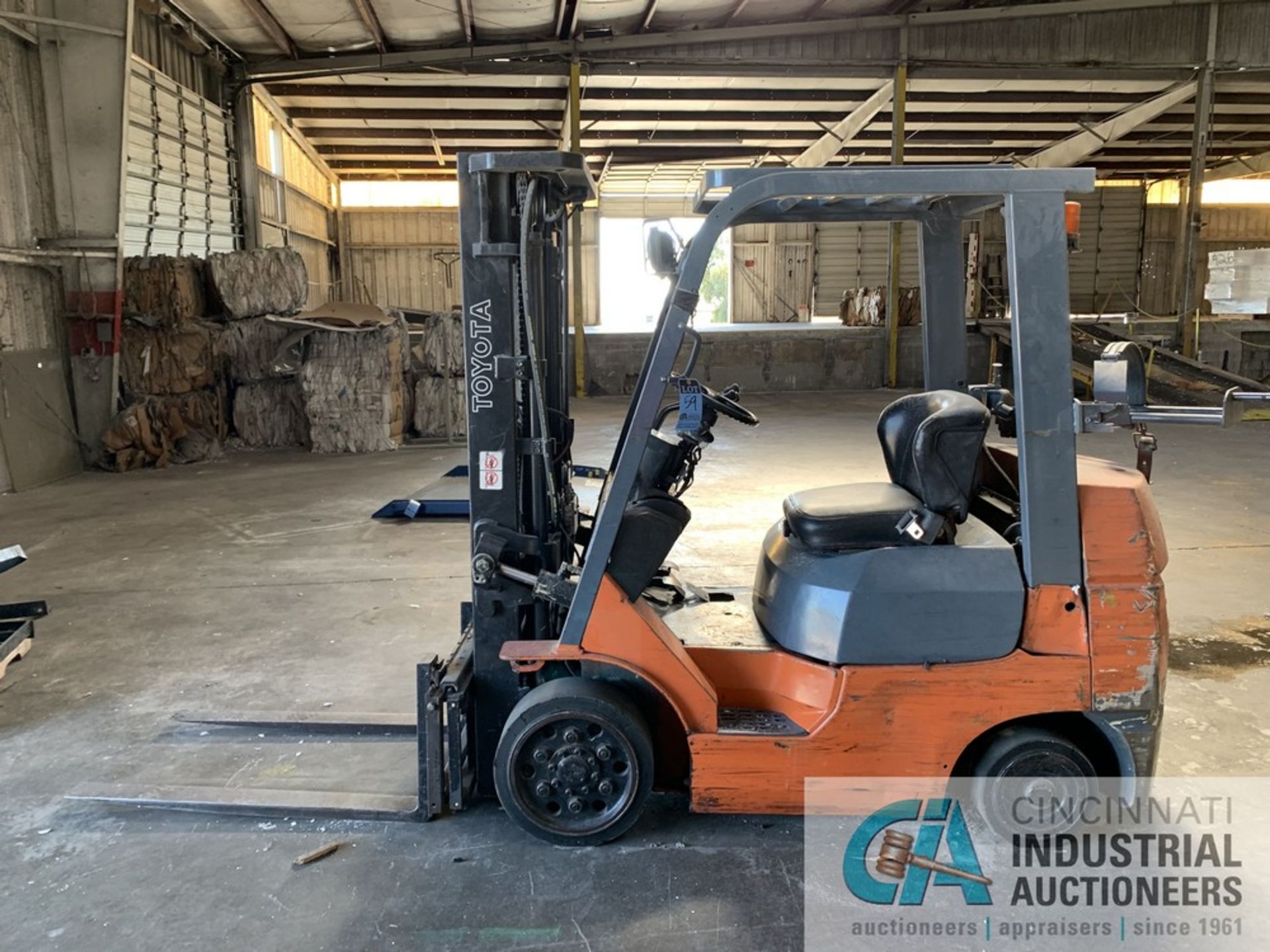 5,000 LB. TOYOTA MODEL 7FGCU25 LP GAS SOLID HARD TIRE LIFT TRUCK; S/N 79579 - Image 2 of 10