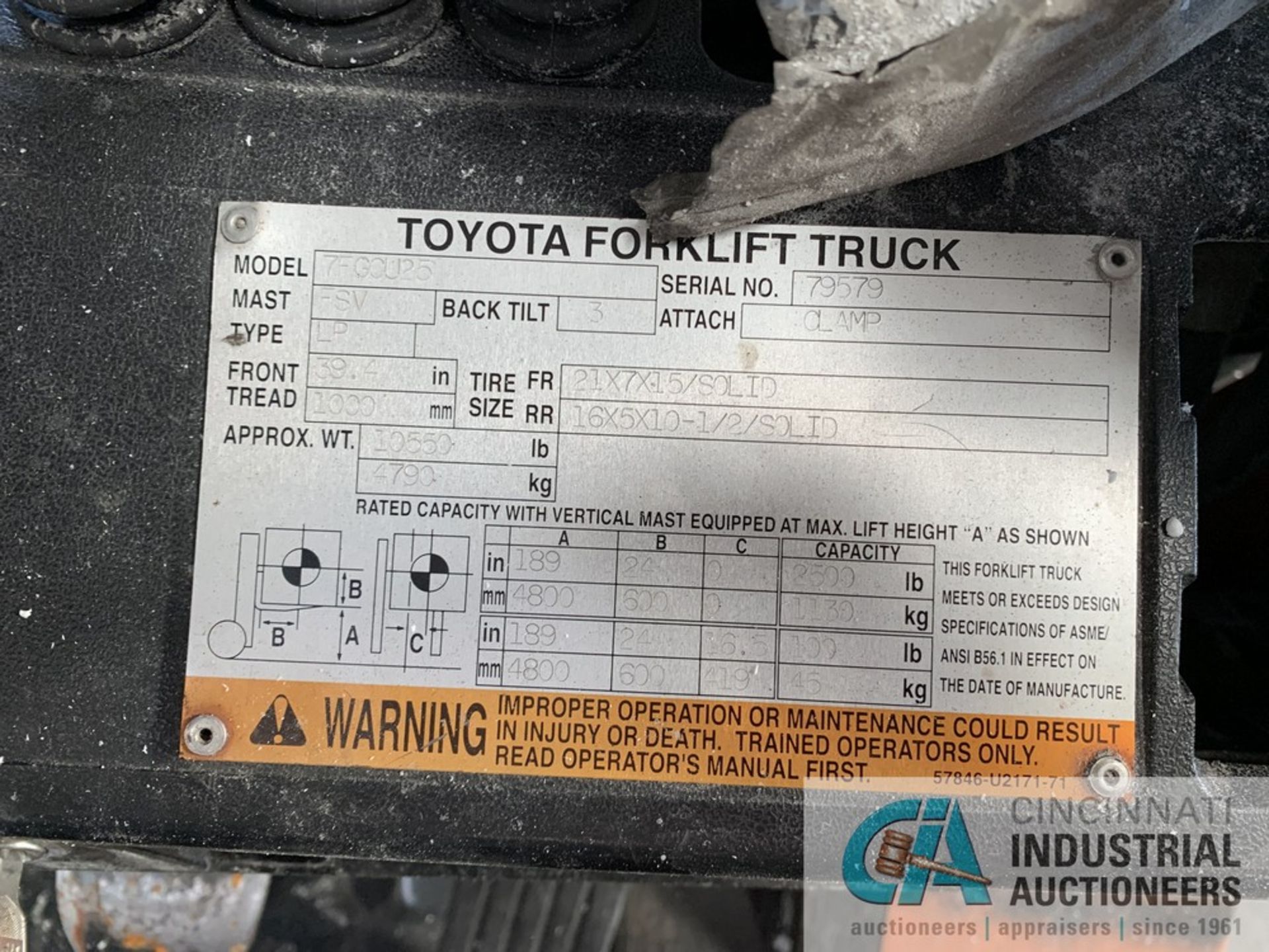 5,000 LB. TOYOTA MODEL 7FGCU25 LP GAS SOLID HARD TIRE LIFT TRUCK; S/N 79579 - Image 8 of 10