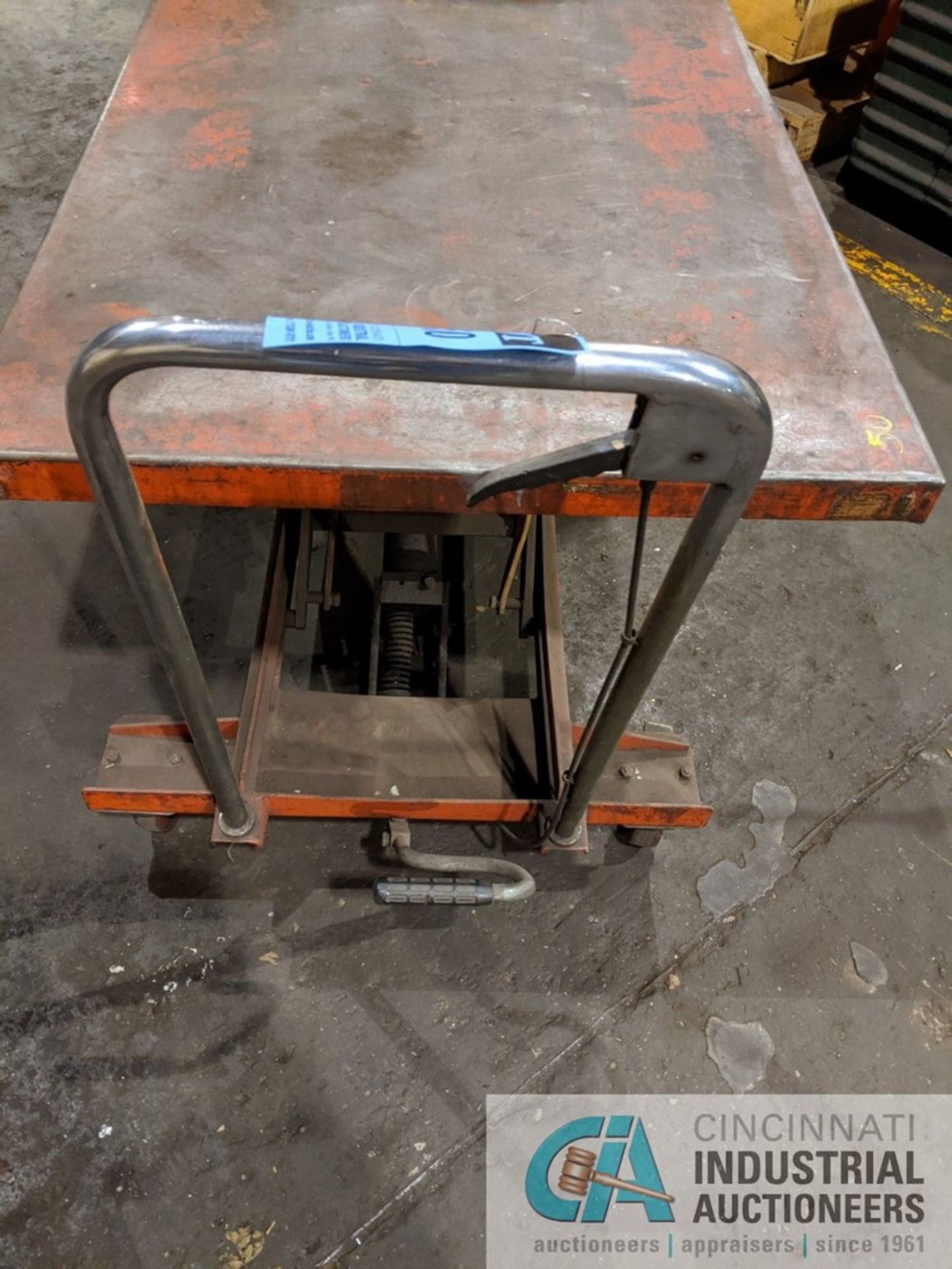 31" X 63" HYDRAULIC LIFT TABLE - Image 3 of 3