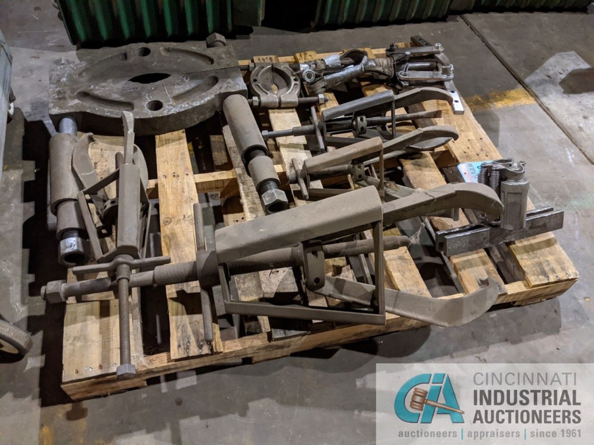 (LOT) ITEMS ON SKID; BEARING SPLITTERS, GEAR PULLERS - Image 2 of 3