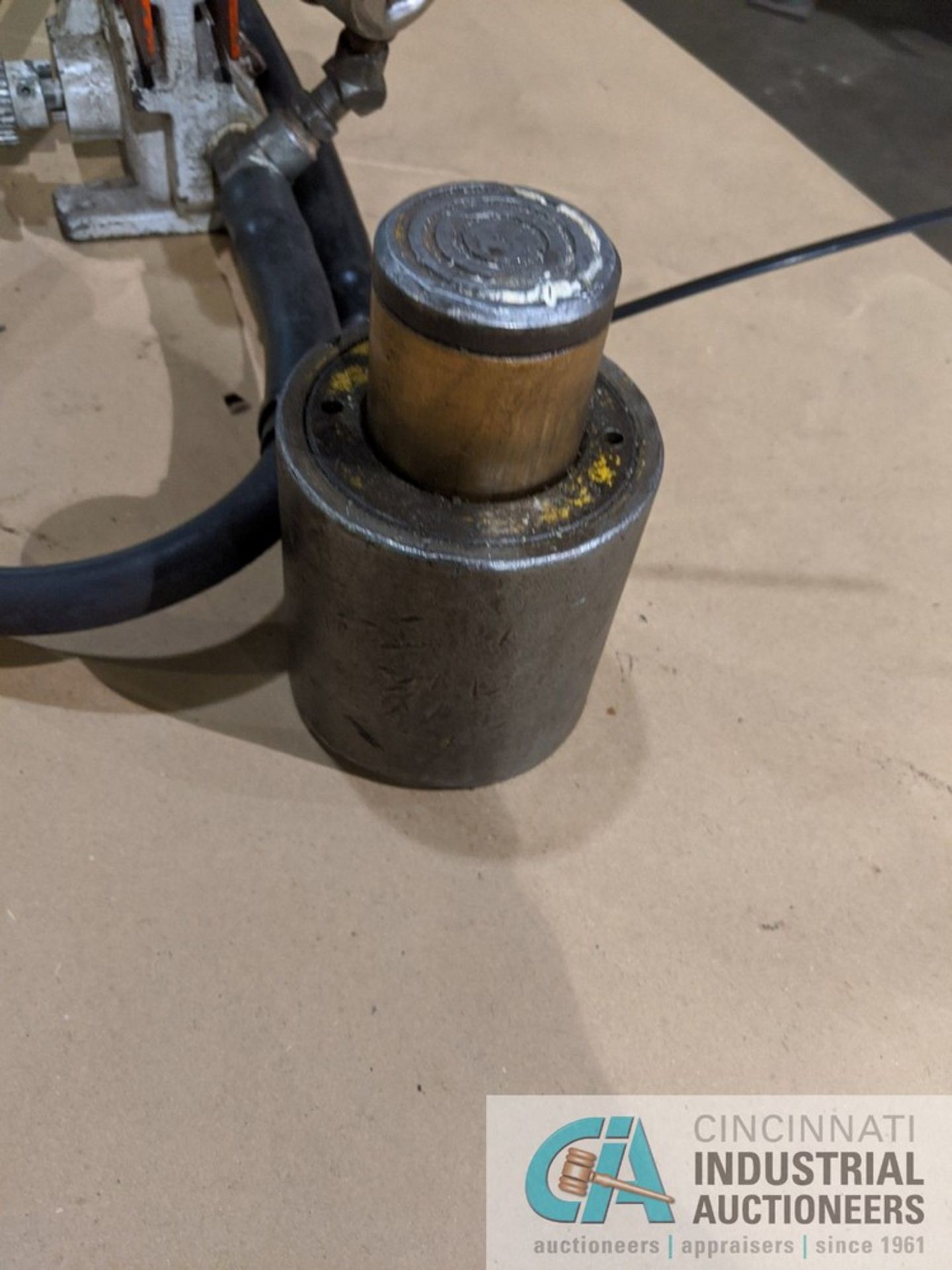 MODEL B HYDRAULIC HAND PUMP W/ JACK - Image 3 of 3