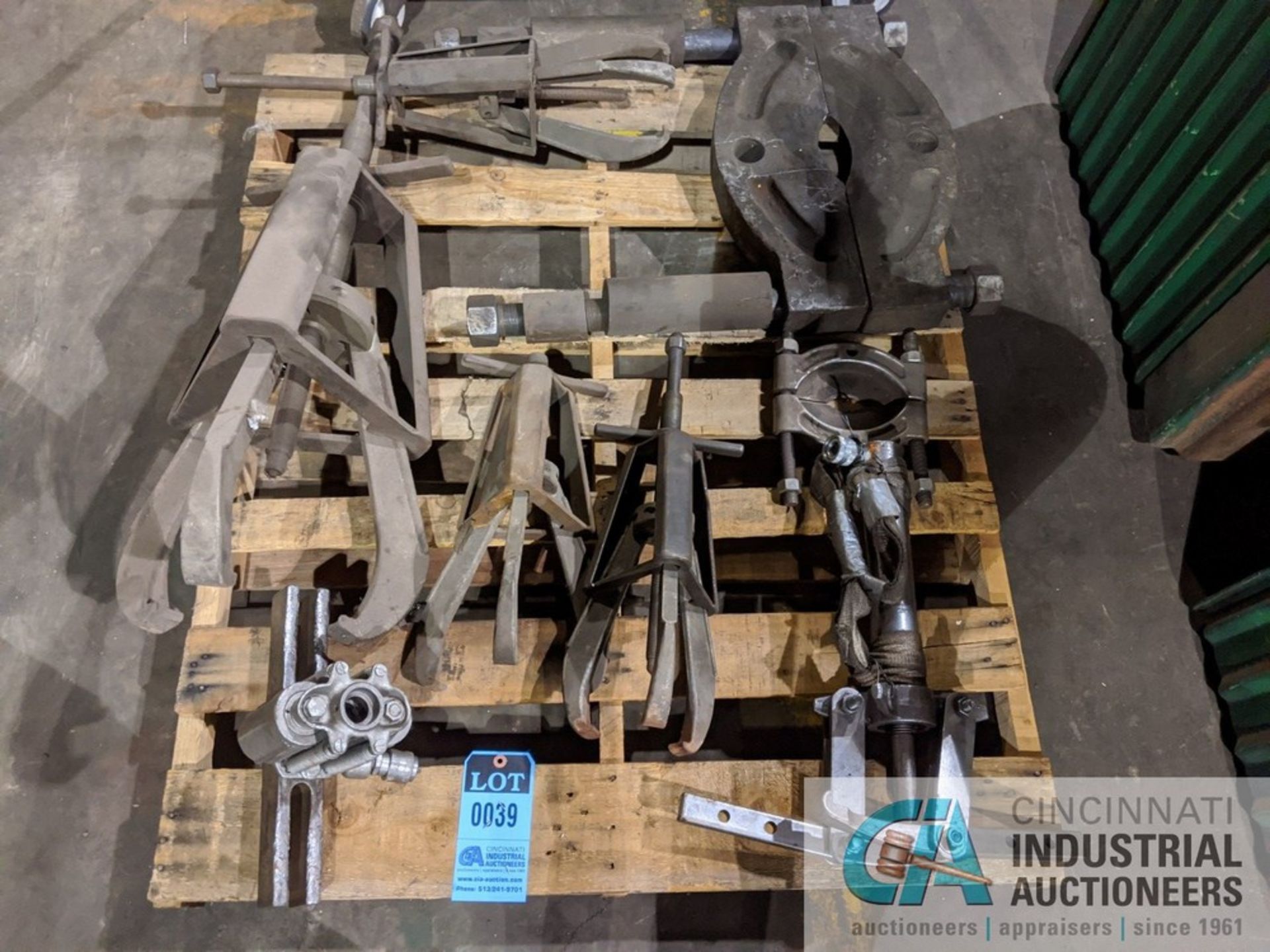 (LOT) ITEMS ON SKID; BEARING SPLITTERS, GEAR PULLERS