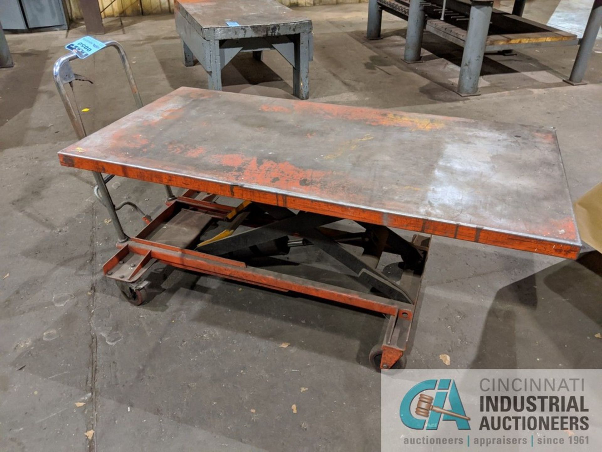 31" X 63" HYDRAULIC LIFT TABLE - Image 2 of 3