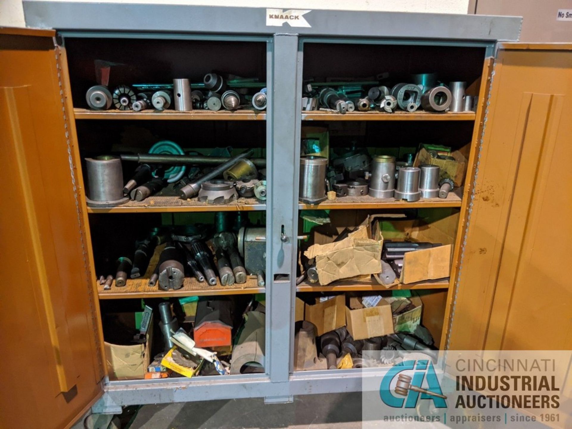 TWO-DOOR KNAACK PORTABLE JOB BOX W/ ASSORTED BORING MILL TOOLING - Image 2 of 6