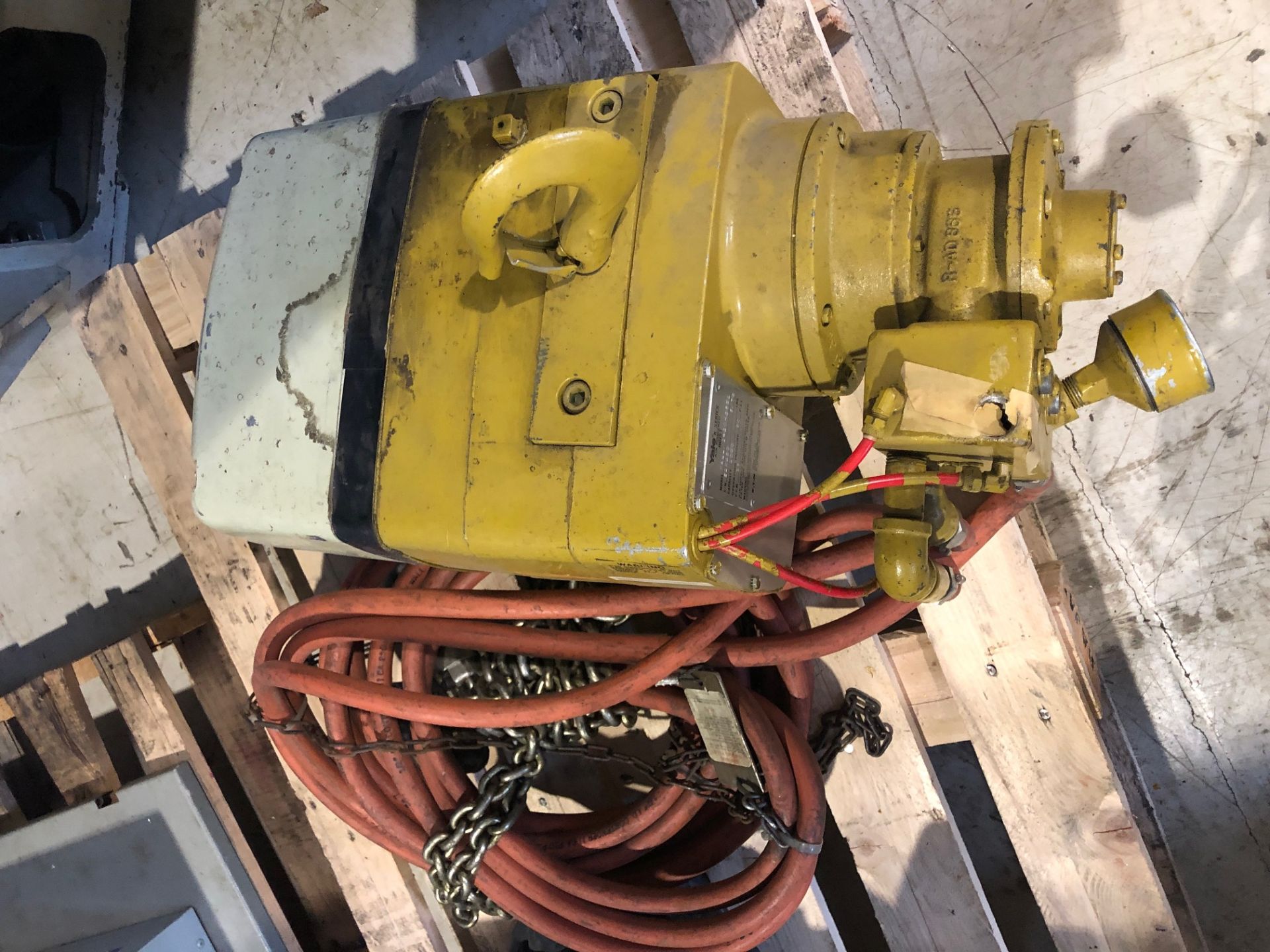 YALE AIR POWERED HOIST MOD. KAL 1/2-20H25S1, S/N: EAK46C, 1000 LBS, 115 VOLTS ** LOCATED IN WEST- - Image 2 of 3