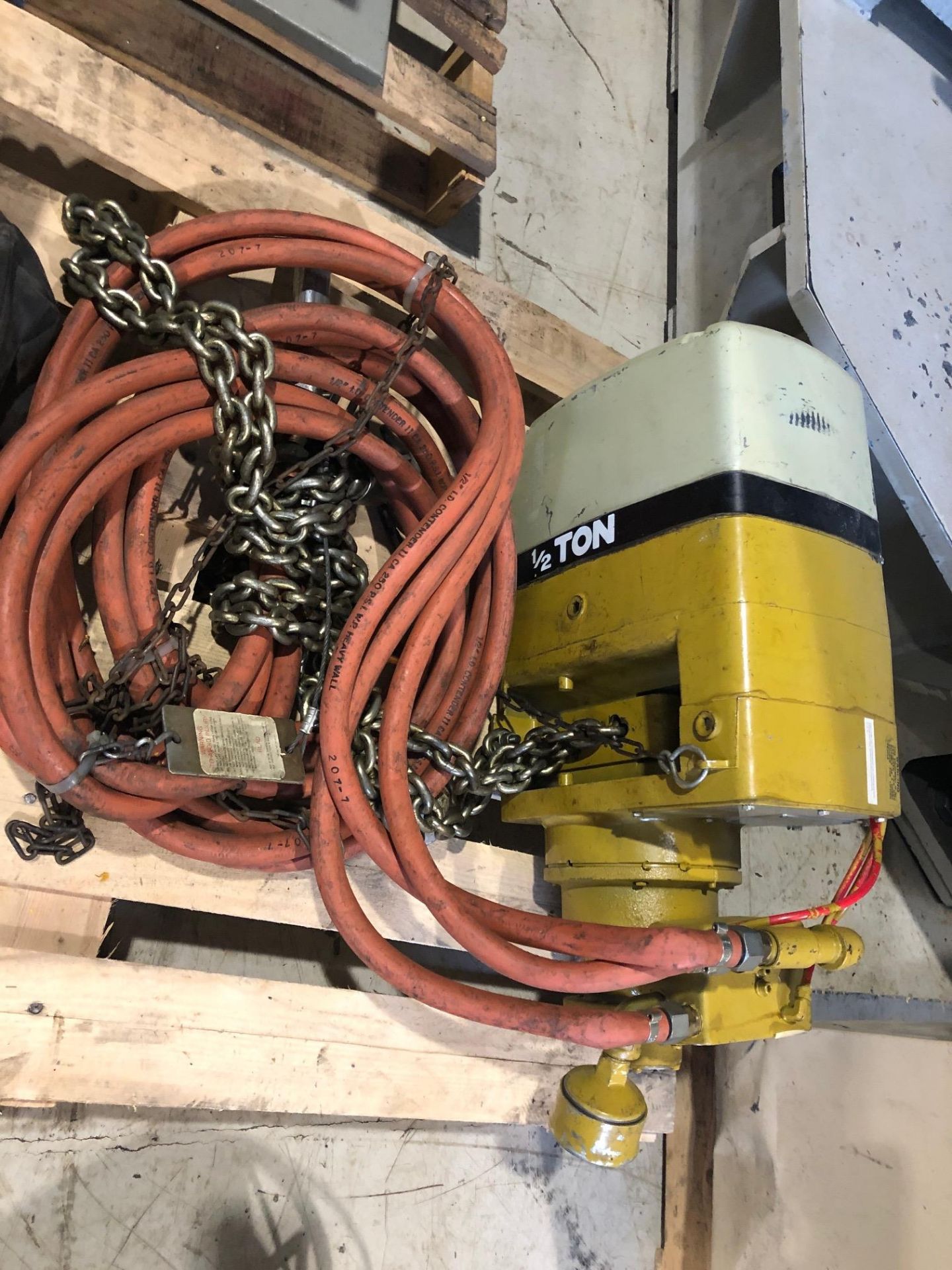 YALE AIR POWERED HOIST MOD. KAL 1/2-20H25S1, S/N: EAK46C, 1000 LBS, 115 VOLTS ** LOCATED IN WEST-