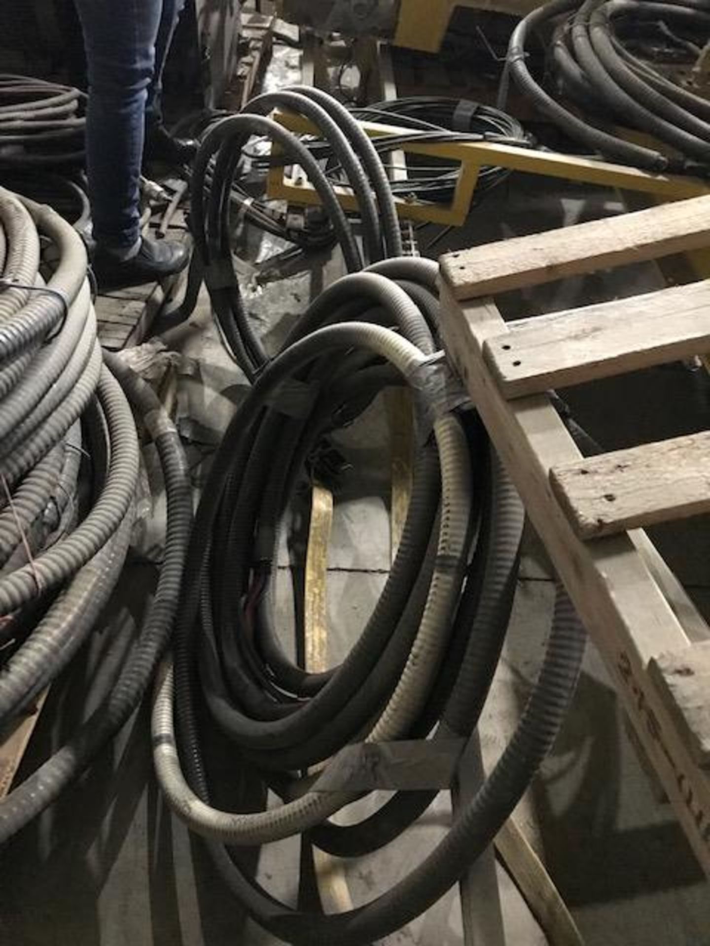 LOT ASSORTED 600VOLTS AND 1000VOLTS TECH WIRES APPROX. 2240 TOTAL - Image 2 of 5