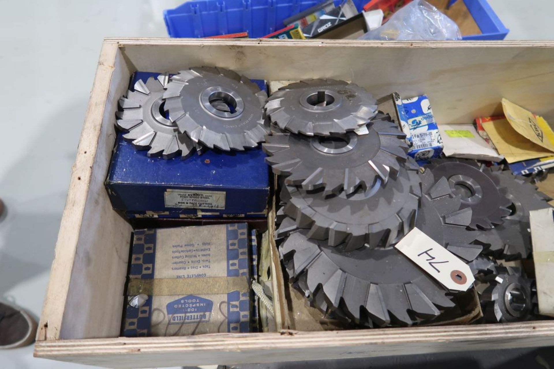 LOT ASSORTED MILLING CUTTERS ( MORE THAN 50 )