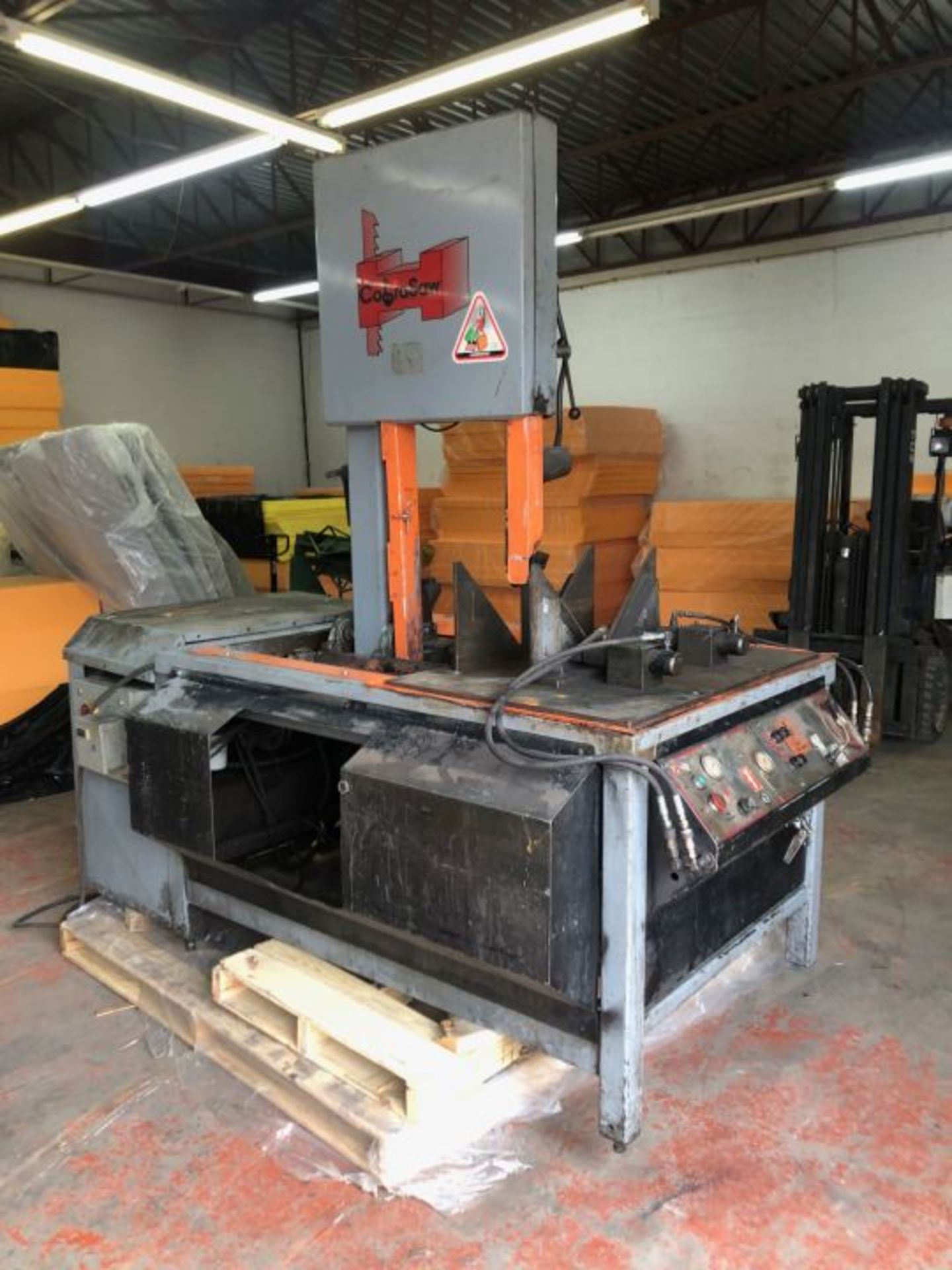 COBRA SAW 18''X22'' VERTICAL BANDSAW, MOD: VH1822HD, HYDRAULIC TILTING CLAMPING AND FEEDING *