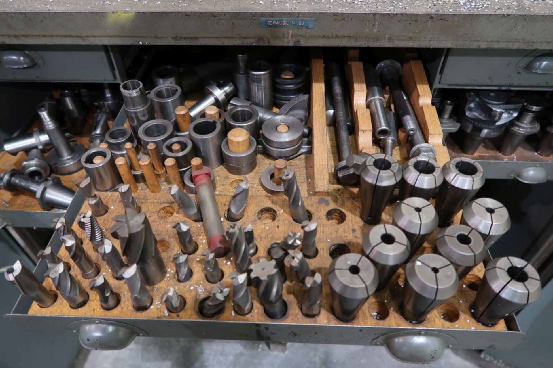 SHAUBLIN MOD: 53 UNIVERSAL HORIZONTAL MILLING MACHINE W/ CUTTING TOOLS, COLLETS, HOLDERS, INDEXING - Image 3 of 6